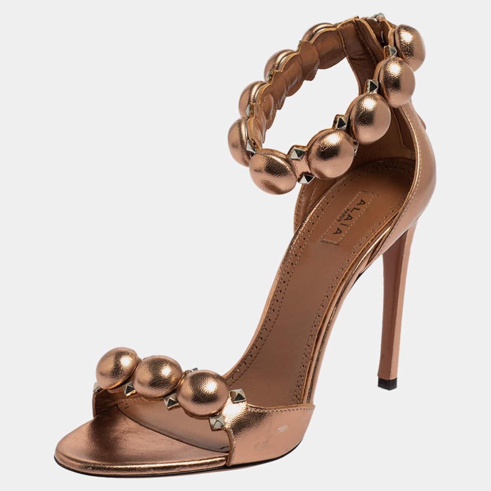 Artistically designed to adorn your feet with sheer elegance, these Alaia sandals are a must-buy! The Bombe sandals are crafted from leather and feature an open-toe silhouette. They flaunt single vamp straps and ankle wraps which are detailed with