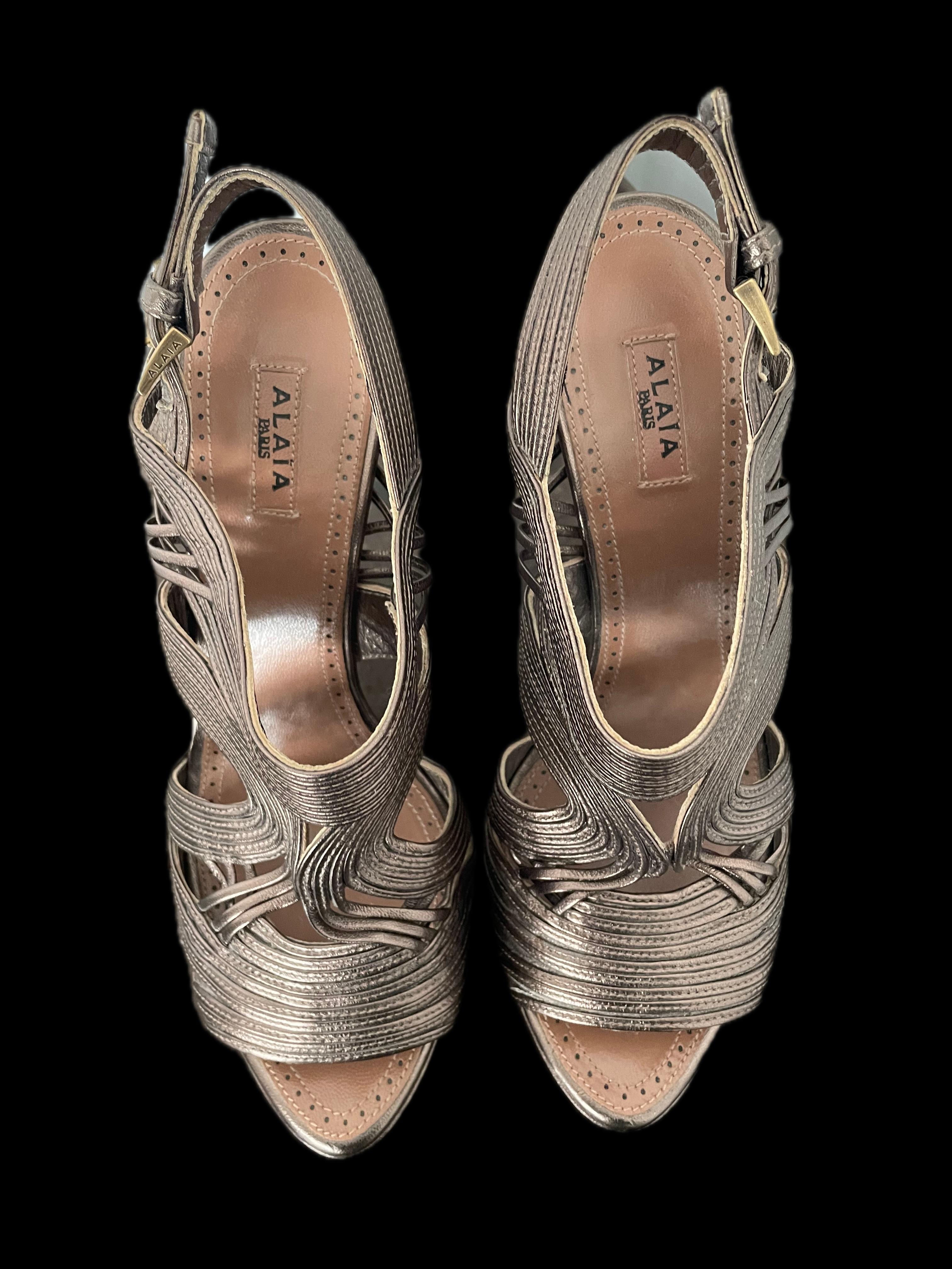 Alaïa Metallic-Sandale mit offener Zehe und Knöchelriemen  im Zustand „Gut“ im Angebot in Toronto, CA