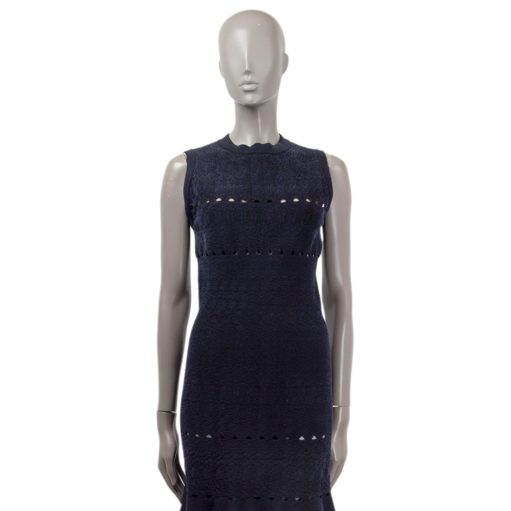 100% authentique robe sans manches à découpes Alaia en cupro bleu nuit (45%), viscose (35%) et polyamide (15%). S'ouvre avec une fermeture éclair dissimulée à l'arrière. Non doublé. A été porté et est en excellent état.

Mesures
Taille de