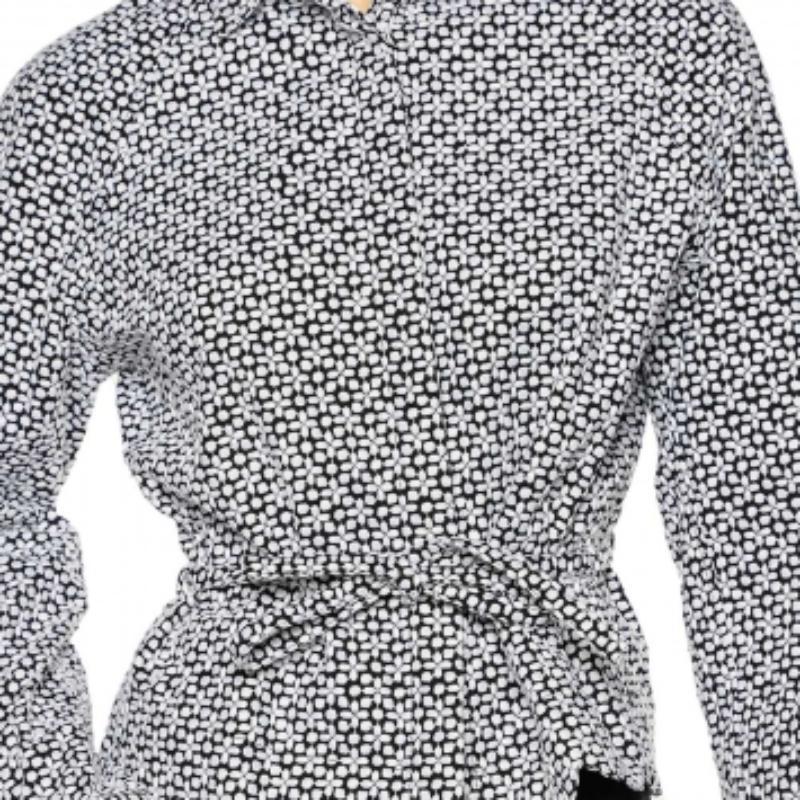 Chic, affascinante e confortevole, questa splendida giacca della Maison Alaia irradia solo eleganza e finezza! È realizzato su misura con un tessuto di cotone monocromatico, messo in risalto da intricati ricami. Presenta una parte anteriore con