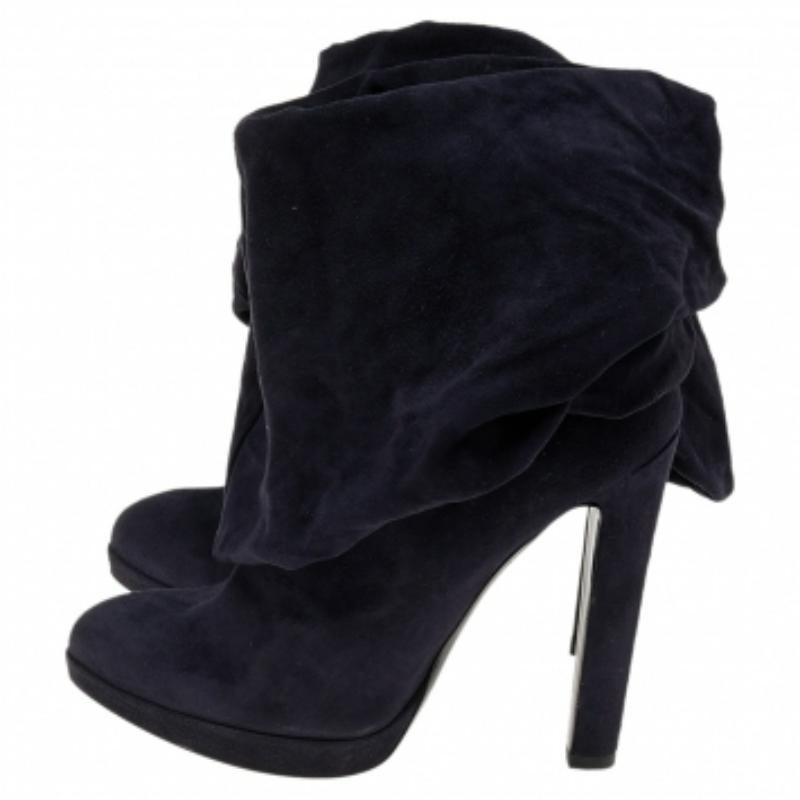 Un tocco femminile e un fascino sofisticato caratterizzano questi splendidi stivaletti Alaia. Realizzati con materiali di qualità, aggiungeranno un fascino opulento al tuo look e si abbineranno a molti look che vorrai creare.