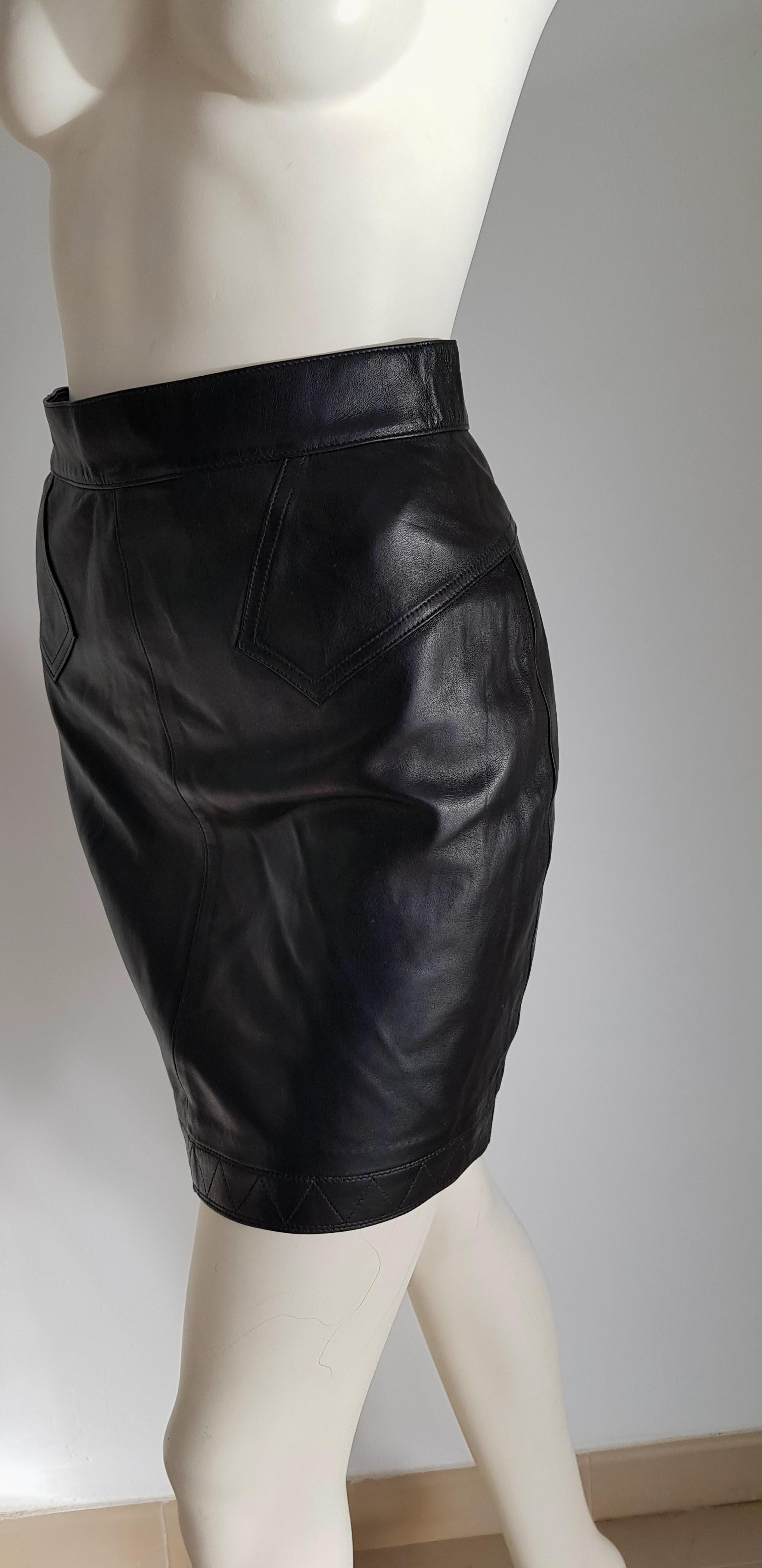 ALAIA black leather mini skirt - Unworn, New.

SIZE: lenght 46, waist circumference 72, hip circumference 96. 
TO CONVERT: cm x 0.39 = inch.
Measurements provided as a courtesy only, not a guarantee of fit. 
By 