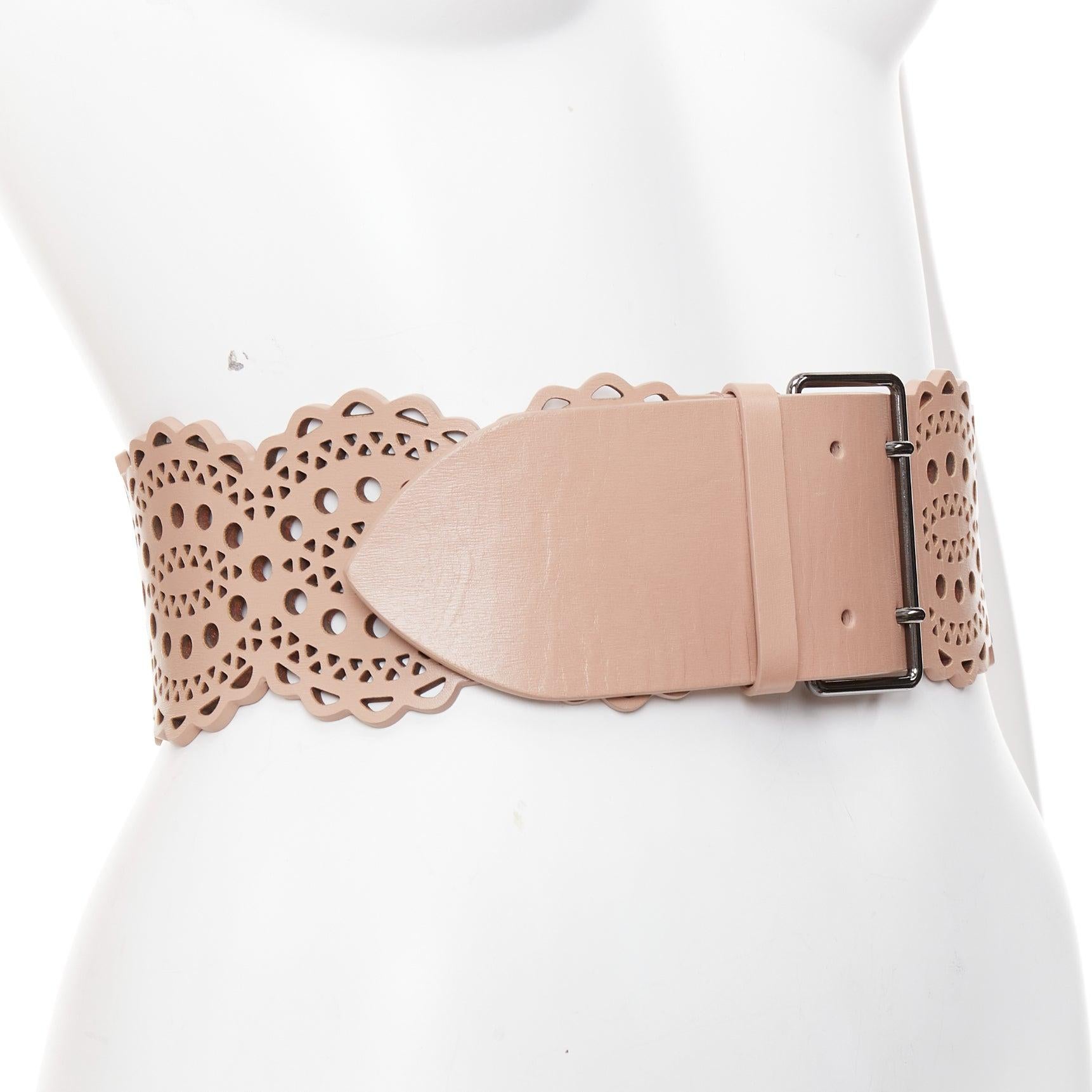ALAIA ceinture large 65cm en cuir nude découpée au laser et bordée de festons
Référence : SNKO/A00618
Marque : Alaia
MATERIAL : Cuir
Couleur : Nude, Argent
Motif : Solide
Fermeture : ceinture
Doublure : Cuir nude
Fabriqué en : Italie

CONDITION
