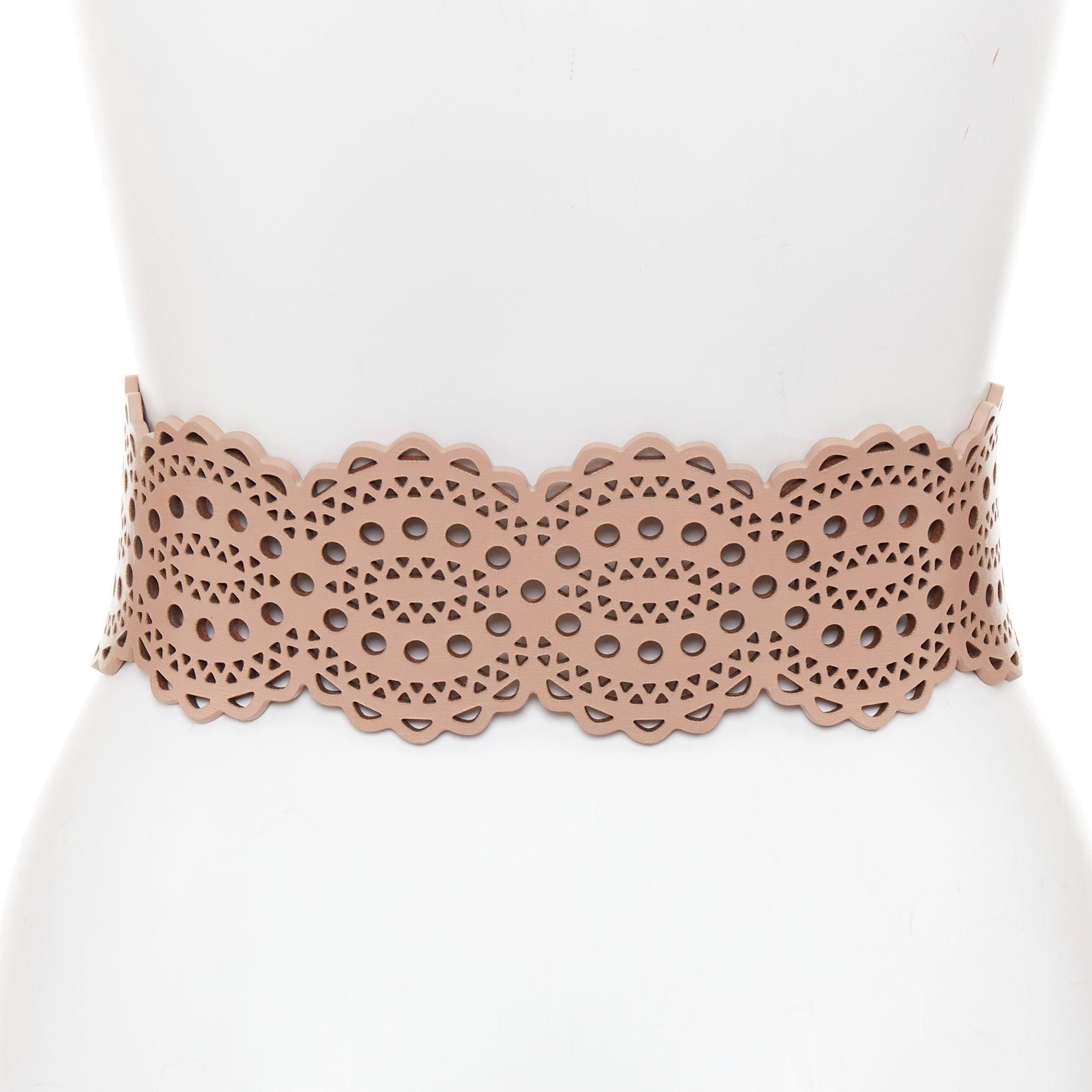 ALAIA ceinture large 65cm en cuir nude découpée au laser et bordée de festons Bon état - En vente à Hong Kong, NT