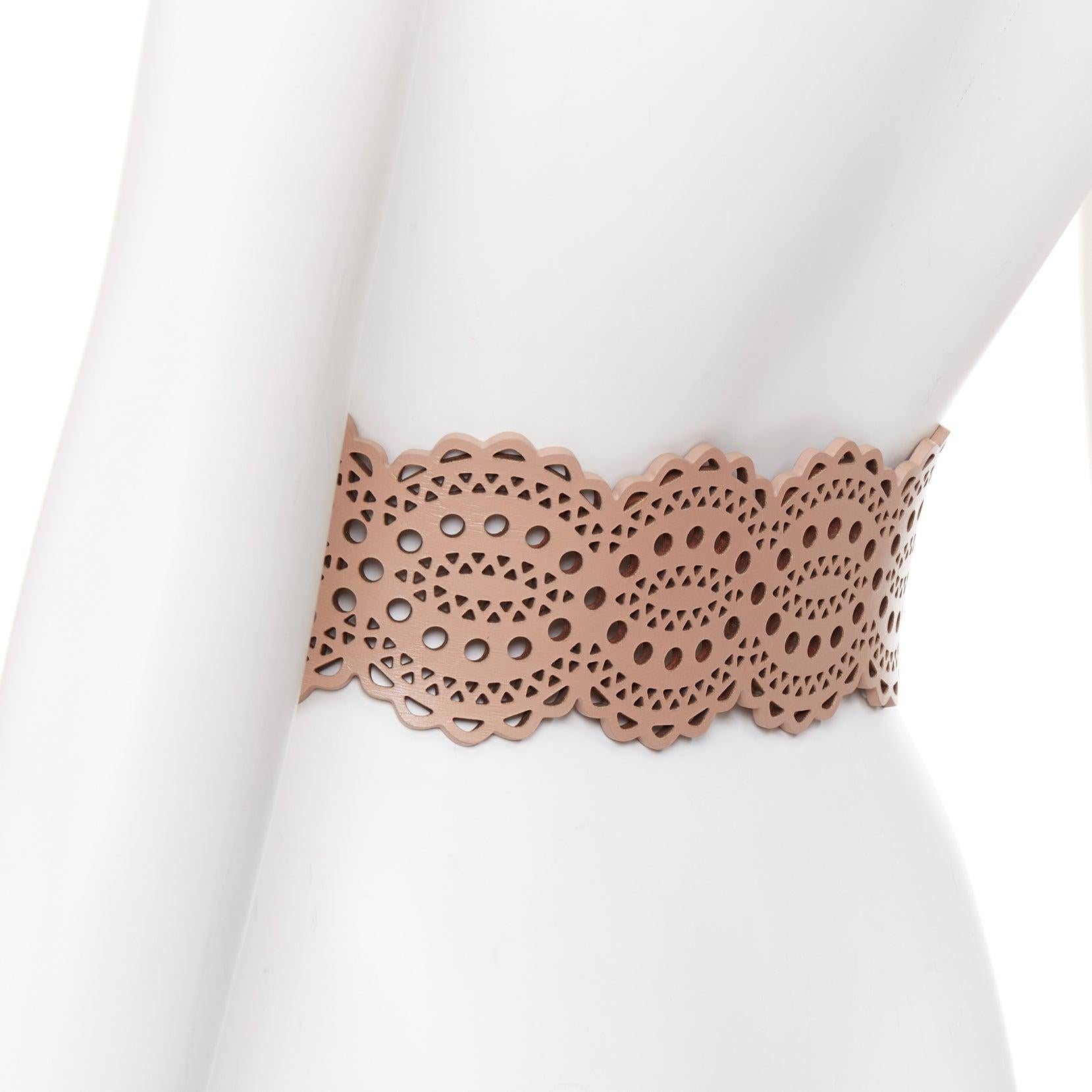 ALAIA ceinture large 65cm en cuir nude découpée au laser et bordée de festons Pour femmes en vente