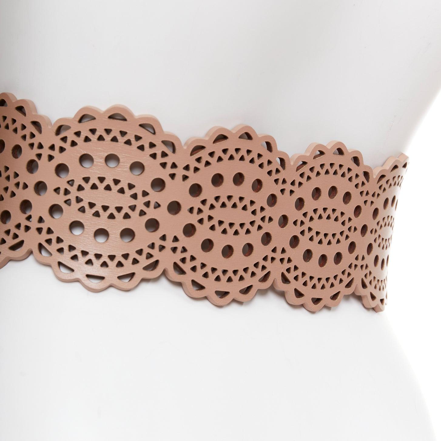 ALAIA ceinture large 65cm en cuir nude découpée au laser et bordée de festons en vente 1