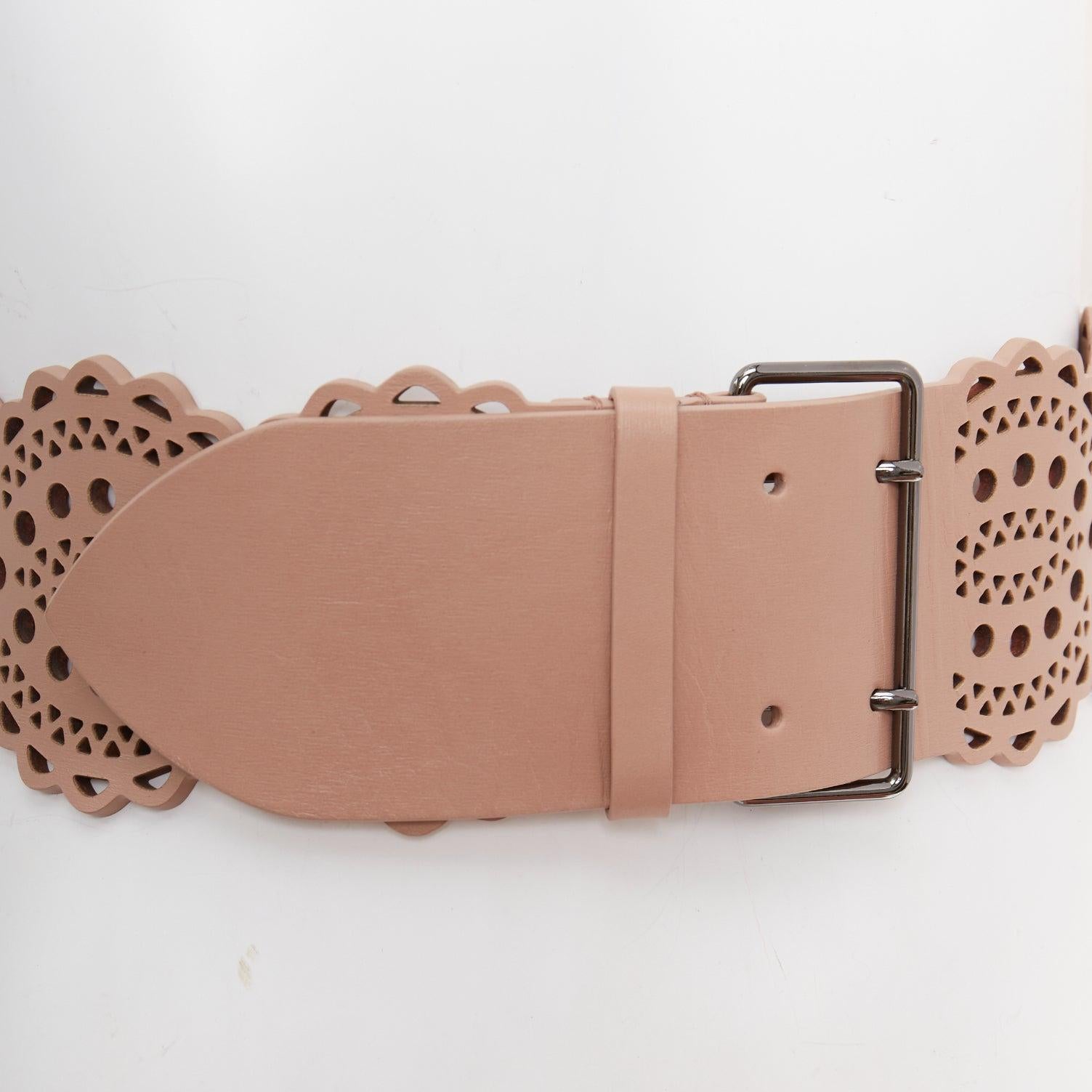 ALAIA ceinture large 65cm en cuir nude découpée au laser et bordée de festons en vente 2