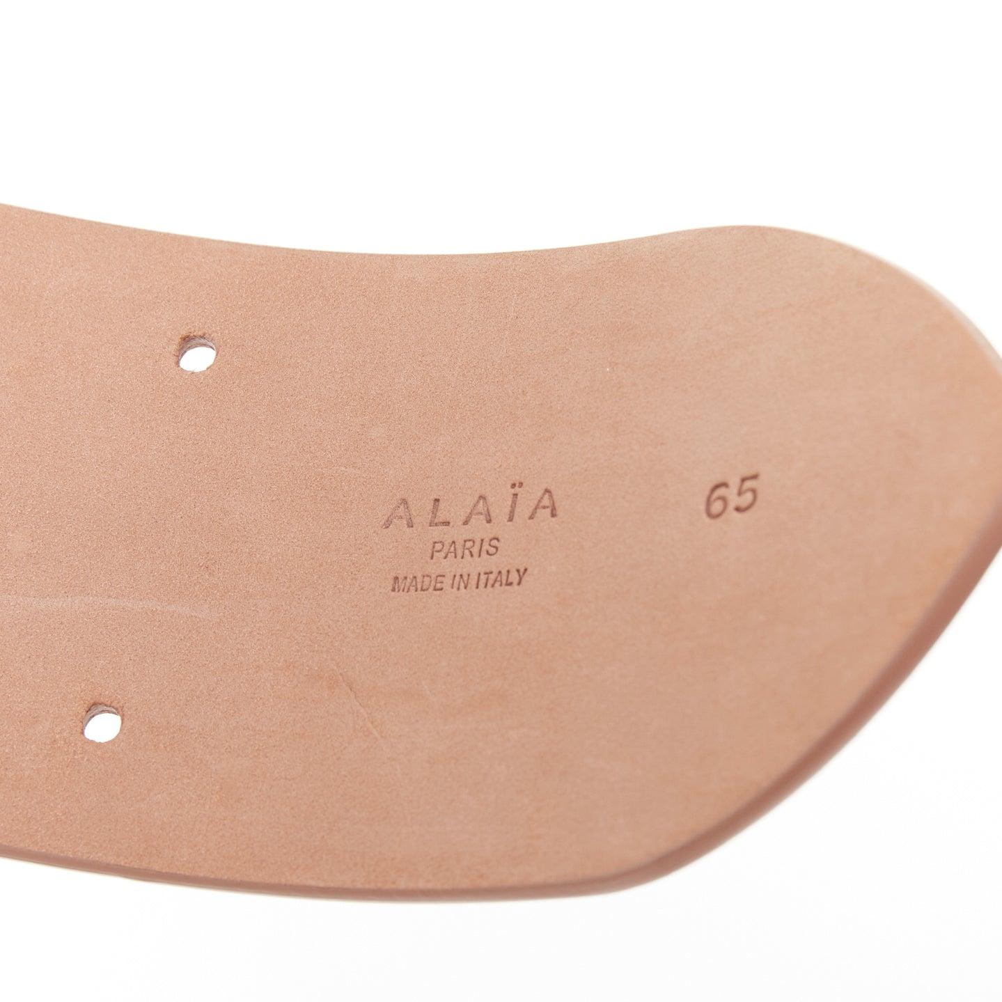 ALAIA ceinture large 65cm en cuir nude découpée au laser et bordée de festons en vente 3