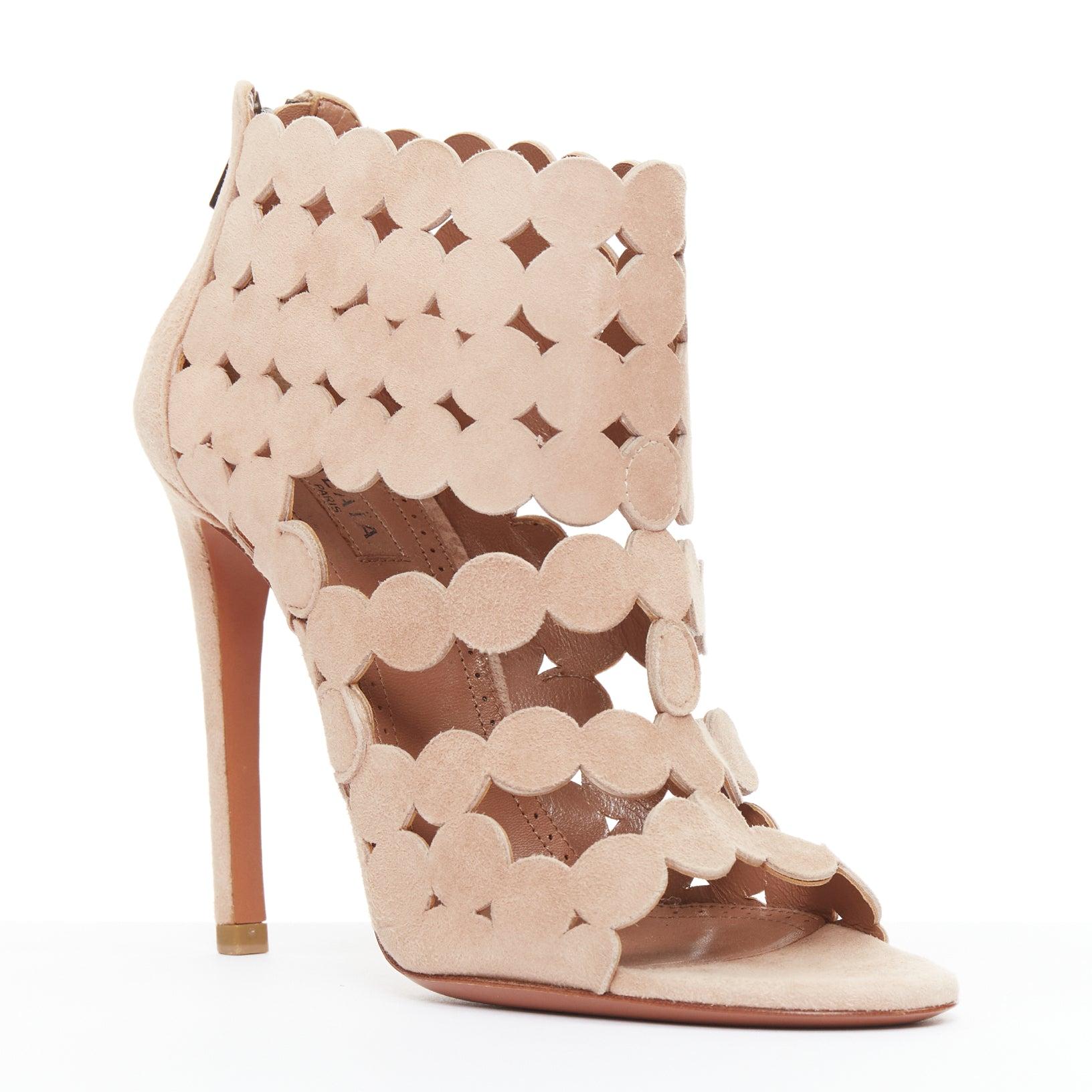 ALAIA nude leather scallop cut out caged high heeled sandals EU35
Reference: LAYU/A00072
Brand: Alaia
Designer: Azzedine Alaia
Material: Leather
Color: Nude
Pattern: Solid
Closure: Zip
Lining: Nude Leather
Extra Details: Back zip closure.
Made in: