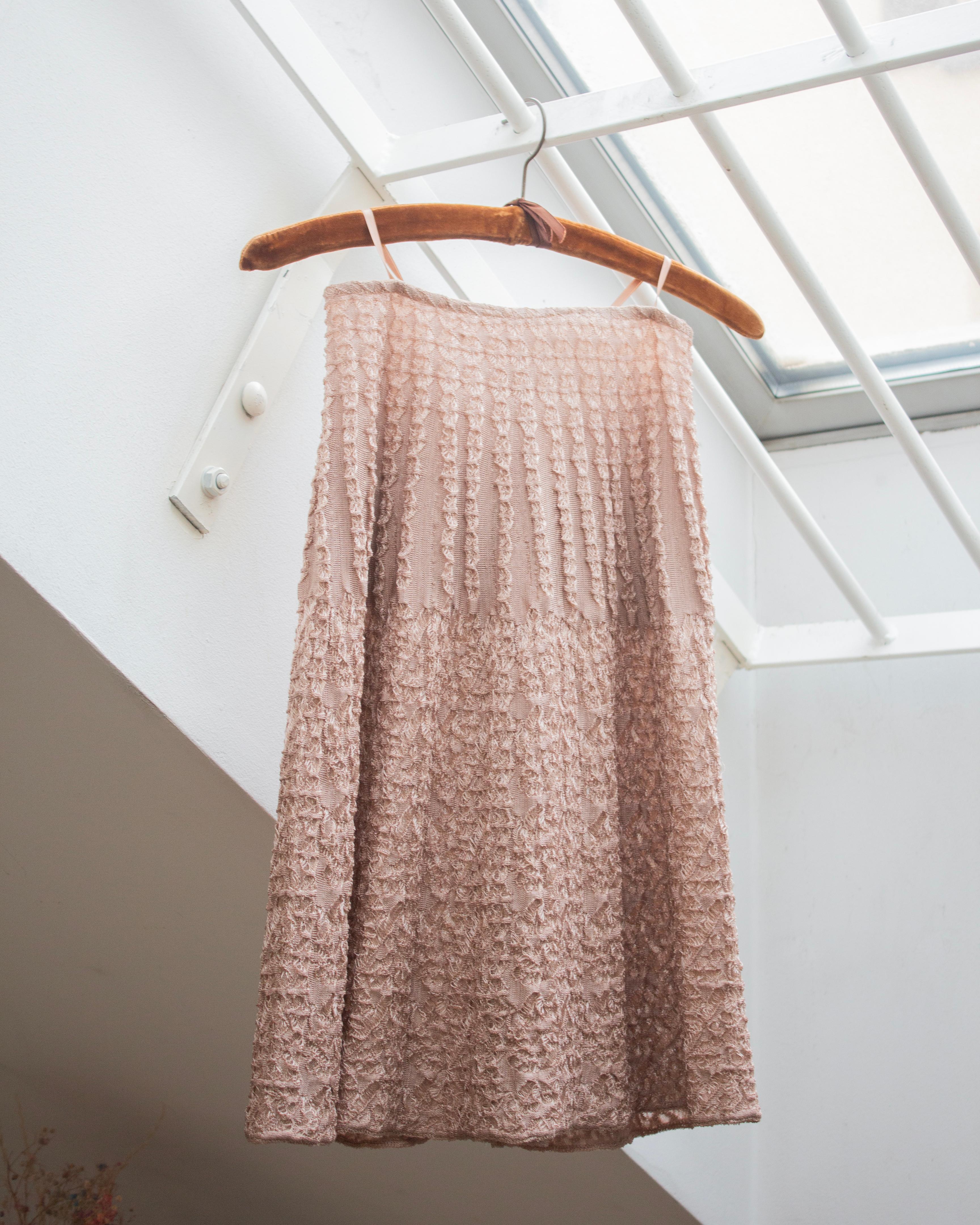 Alaïa Y2K nude pink knitted texturized viscose A line knee length flare skirt (XS)
Back zip and hook & eye closure 
Unlined 
95% viscose, 5% nylon
Size XS, check the measurements below
Very good vintage condition 

MEASUREMENTS (taken flat): 
Total