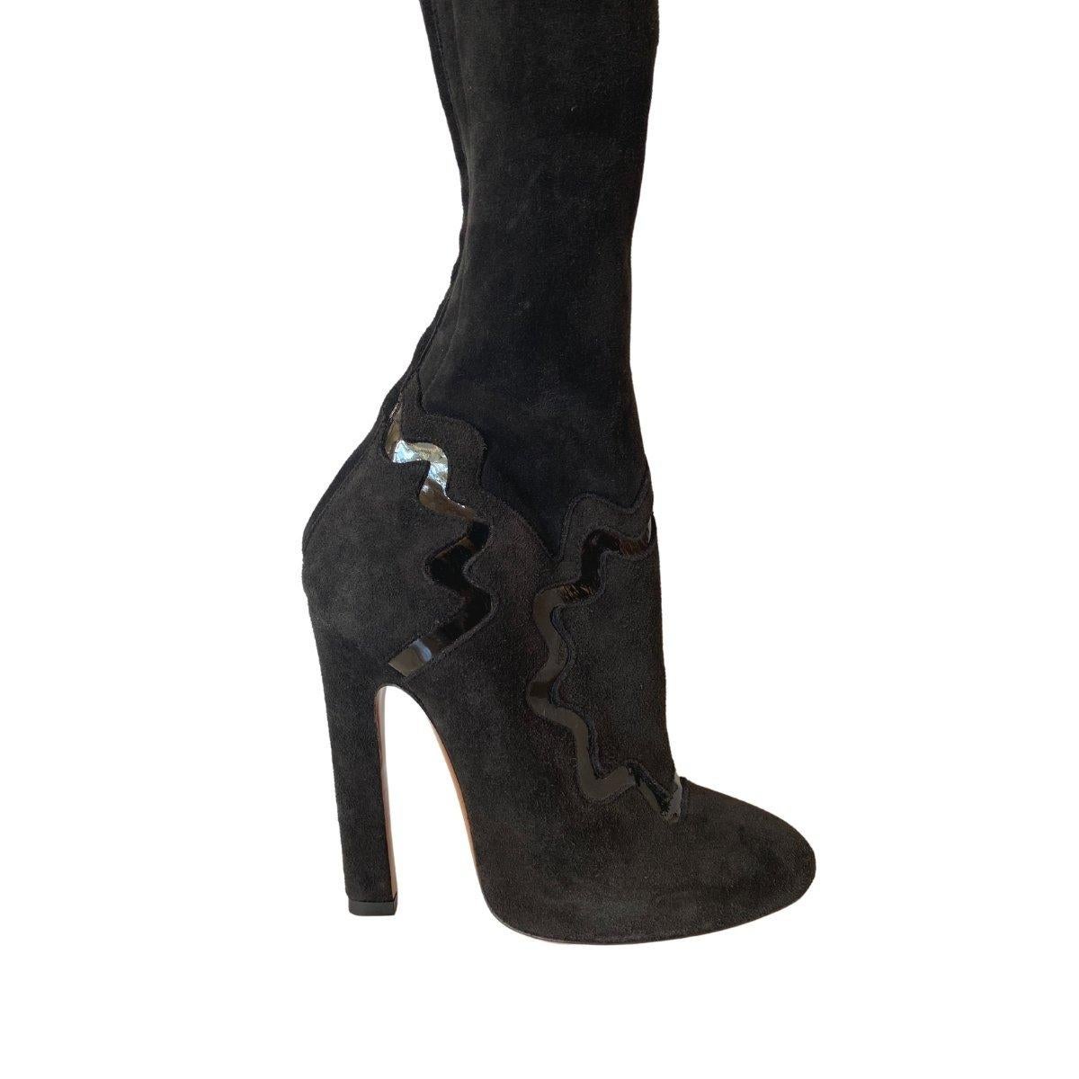 Crafted in Italy, Alaïa's black suede pair is backed in a stretch fabric for the perfect streamlined fit. The comfortable elasticated top ensures they stay in place all day.
Soft leather boots with patent leather applications.
Solid color
Narrow toe