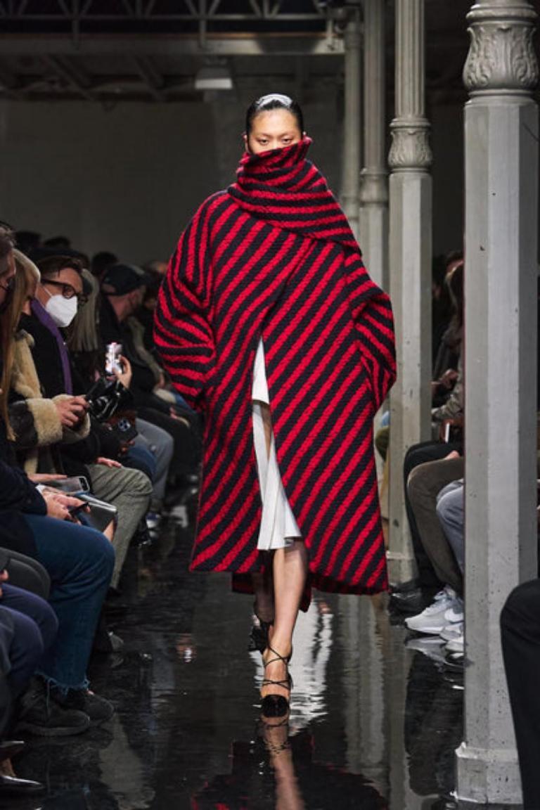 Alaïa - Oversized scarf coat with black and red stripes. No size indicated, it fits a 36FR/38FR. 2022 Fall-Winter Collection, under the direction of Pieter Mulier.

Additional information:
Condition: Very good condition
Dimensions: Shoulder width: