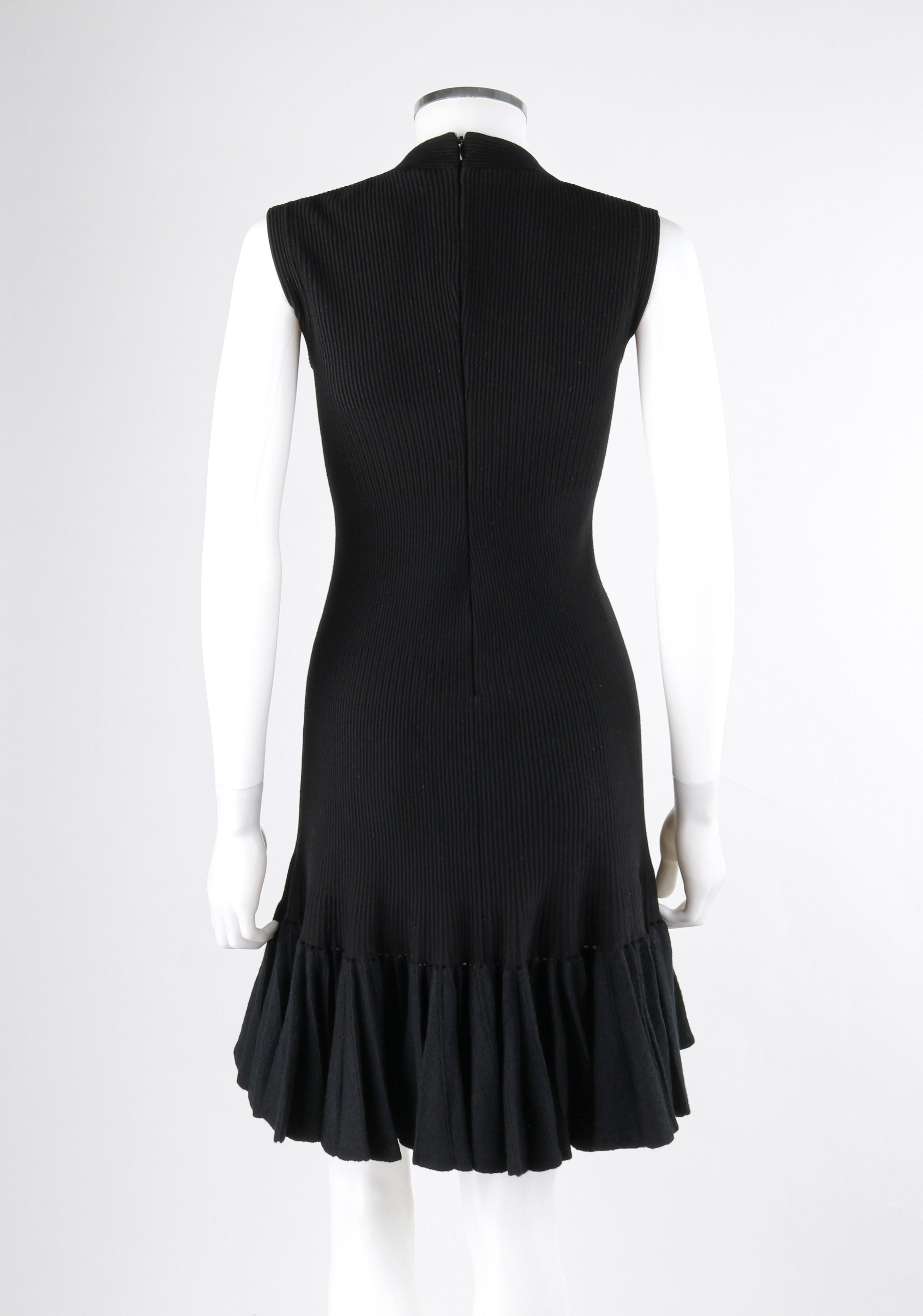ALAIA Paris c.2010 Schwarzes Woll-Rippenstrick-Minikleid mit plissiertem Saum und Schlagseite im Angebot 1