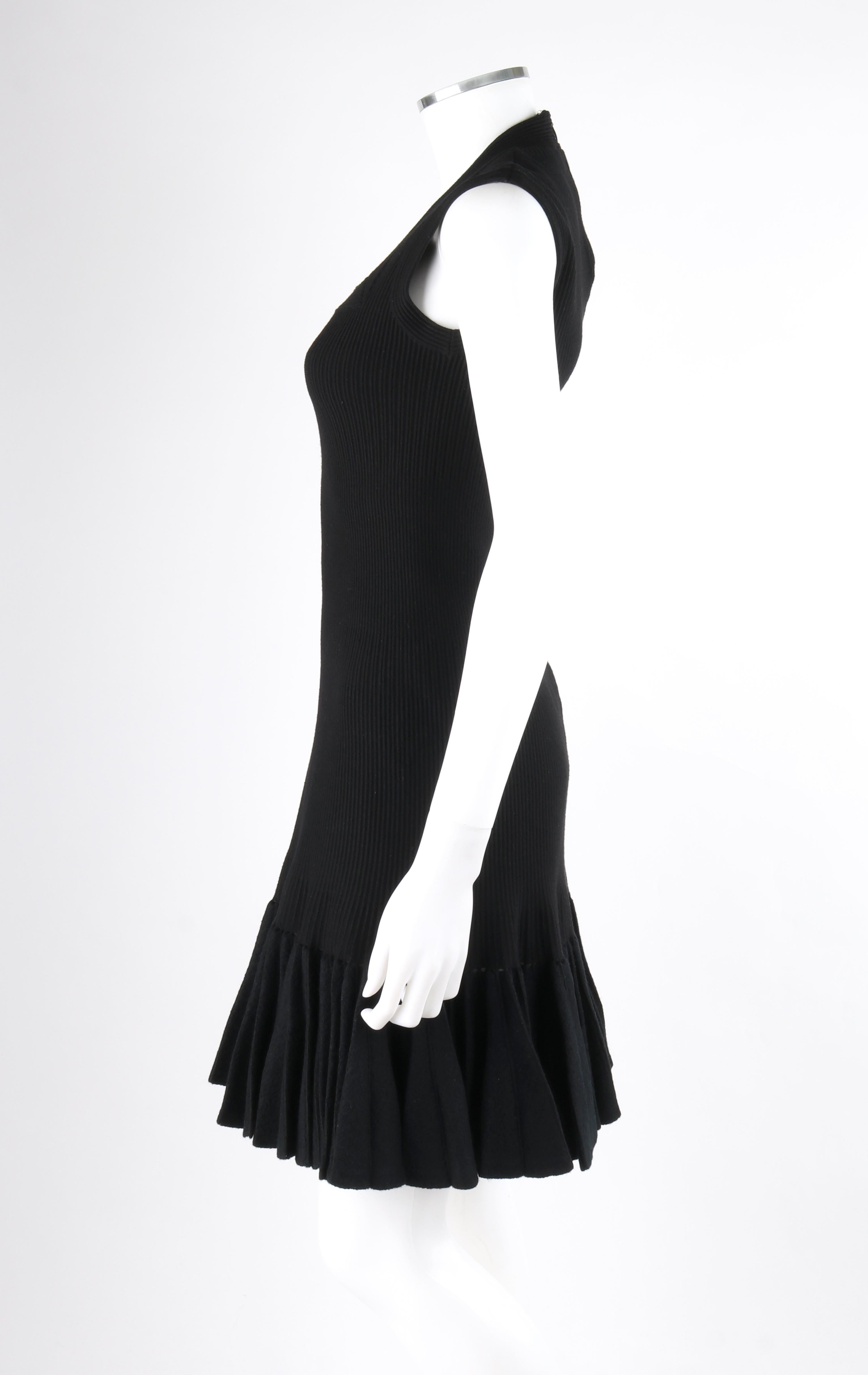 ALAIA Paris c.2010 Schwarzes Woll-Rippenstrick-Minikleid mit plissiertem Saum und Schlagseite im Angebot 2