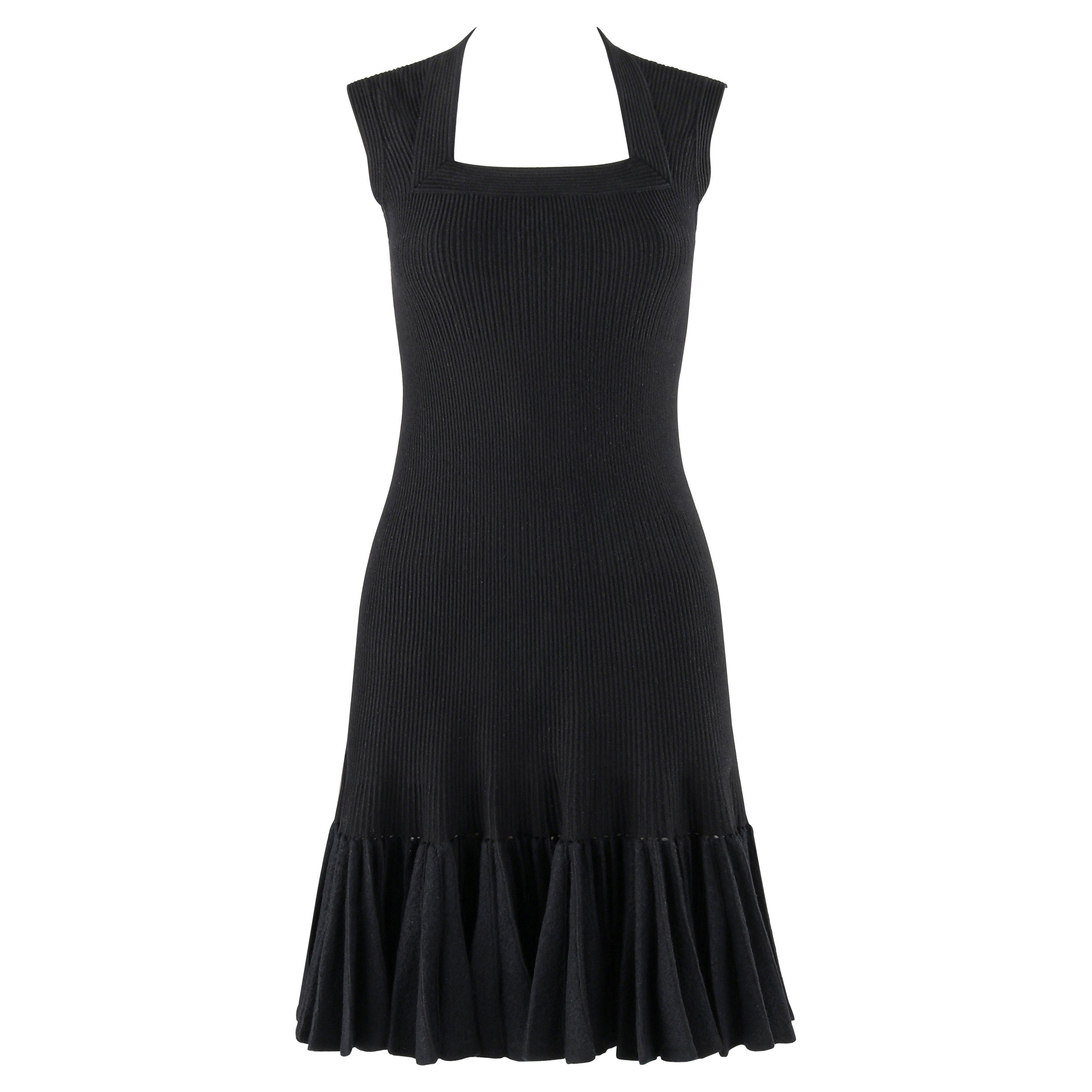 ALAIA Paris c.2010 Schwarzes Woll-Rippenstrick-Minikleid mit plissiertem Saum und Schlagseite