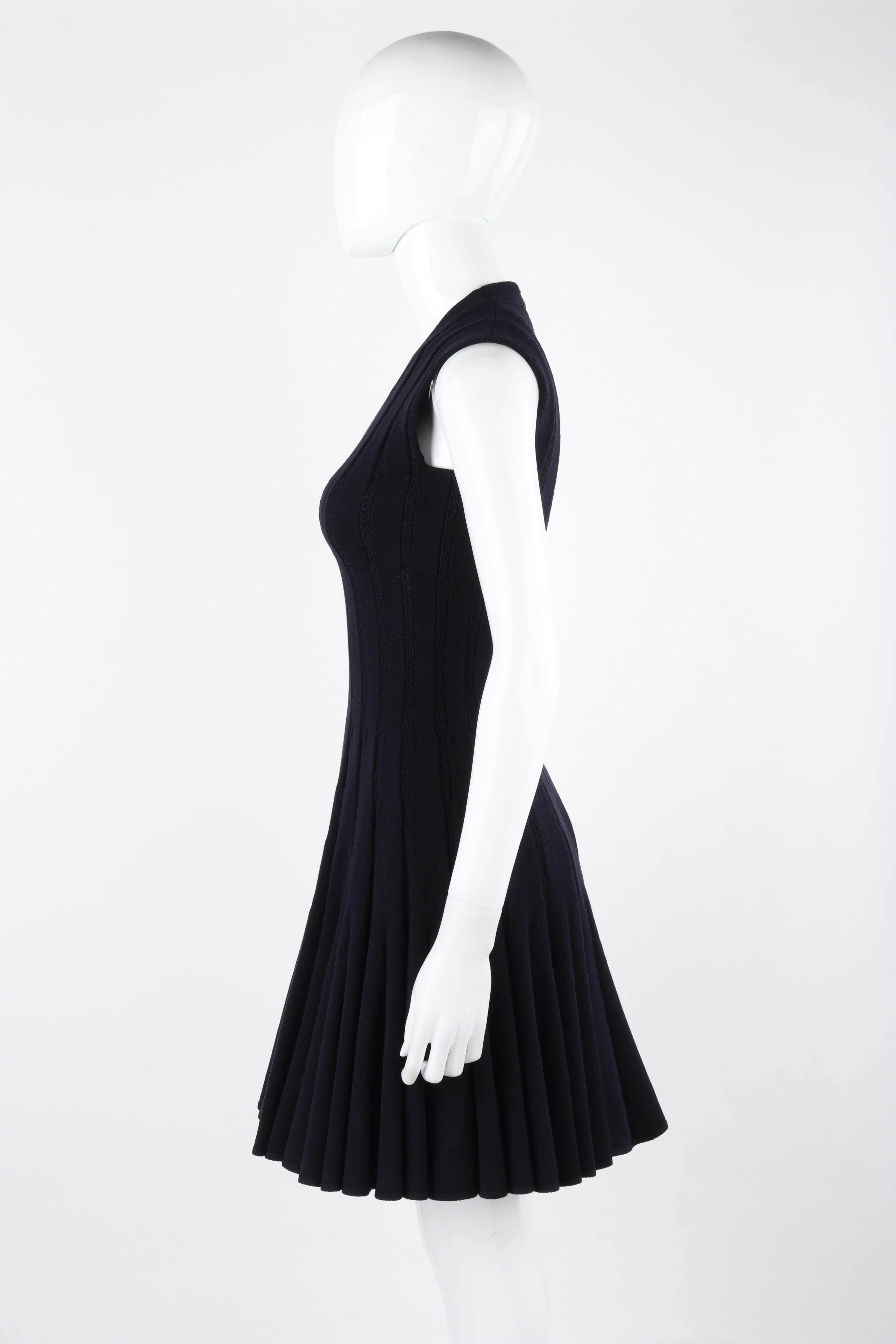 ALAIA Paris c.2010 Navy Blue Pleated Knit Sleeveless Fit & Flare Skater Dress 36 For Sale 2
