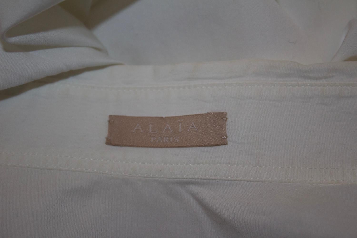 Impresionante camisa blanca de algodón de Alaia Paris, fabricada en Italia. Como era de esperar, la camisa tiene una gran confección y un maravilloso detalle en la manga. Tiene abertura delantera con botones y puños con botones. 
Talla 36 Medidas.