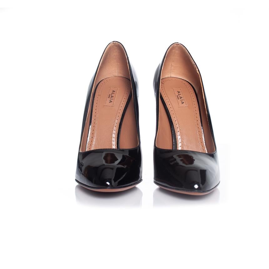 Women's Alaia, Patent leather pumps in black For Sale