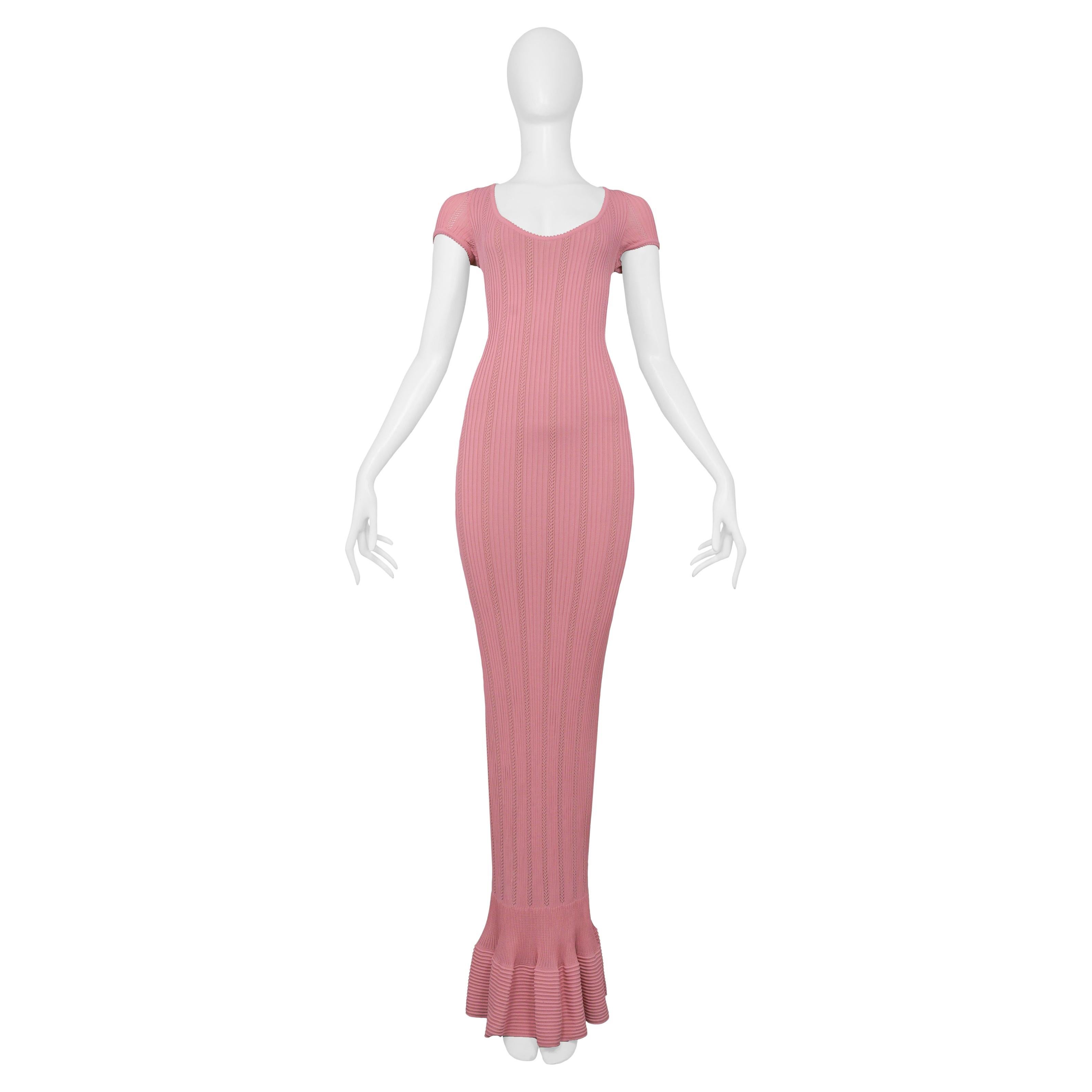 Resurrection Vintage freut sich, ein Vintage Alaia Bodycon-Kleid anbieten zu können, das einen Saum im Meerjungfrauen-Stil, einen unsichtbaren Reißverschluss auf der Rückseite und zarte Wellenkanten an den Ärmeln und am Ausschnitt