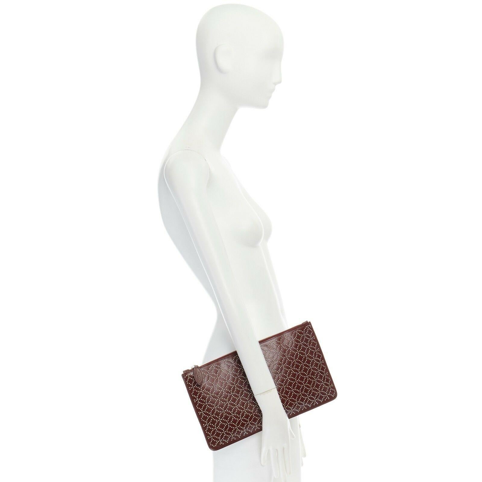 ALAIA Pochette à fermeture éclair GM en cuir rouge argenté micro clous

ALAIA
Pochette Zip GM. Cuir rouge bourgogne. Micro-clous argentés. Coutures ton sur ton. Fermeture à glissière supérieure. Fermeture éclair en cuir signée Alaia. Doublure en