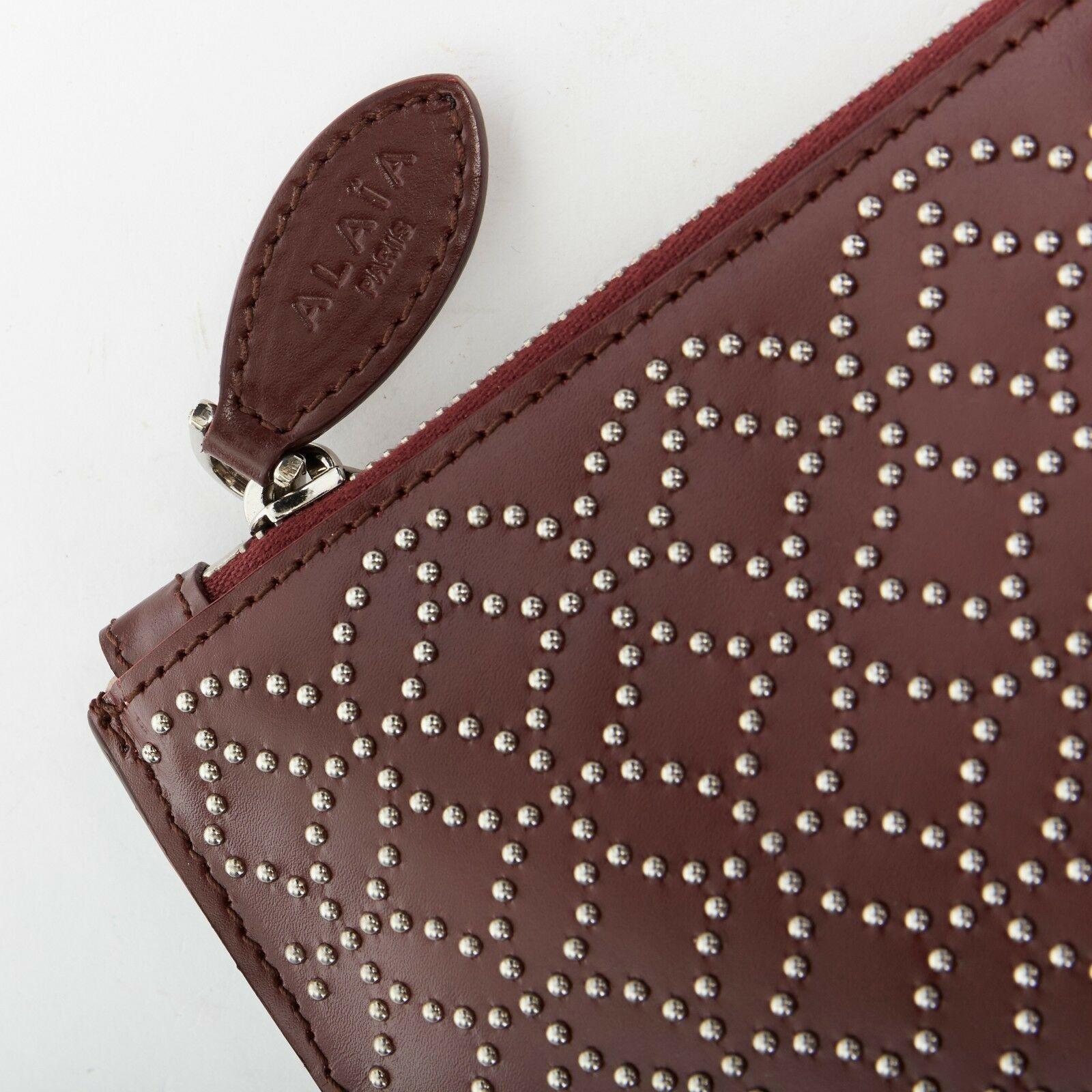 ALAIA Pochette à fermeture éclair GM en cuir rouge argenté micro clous 1