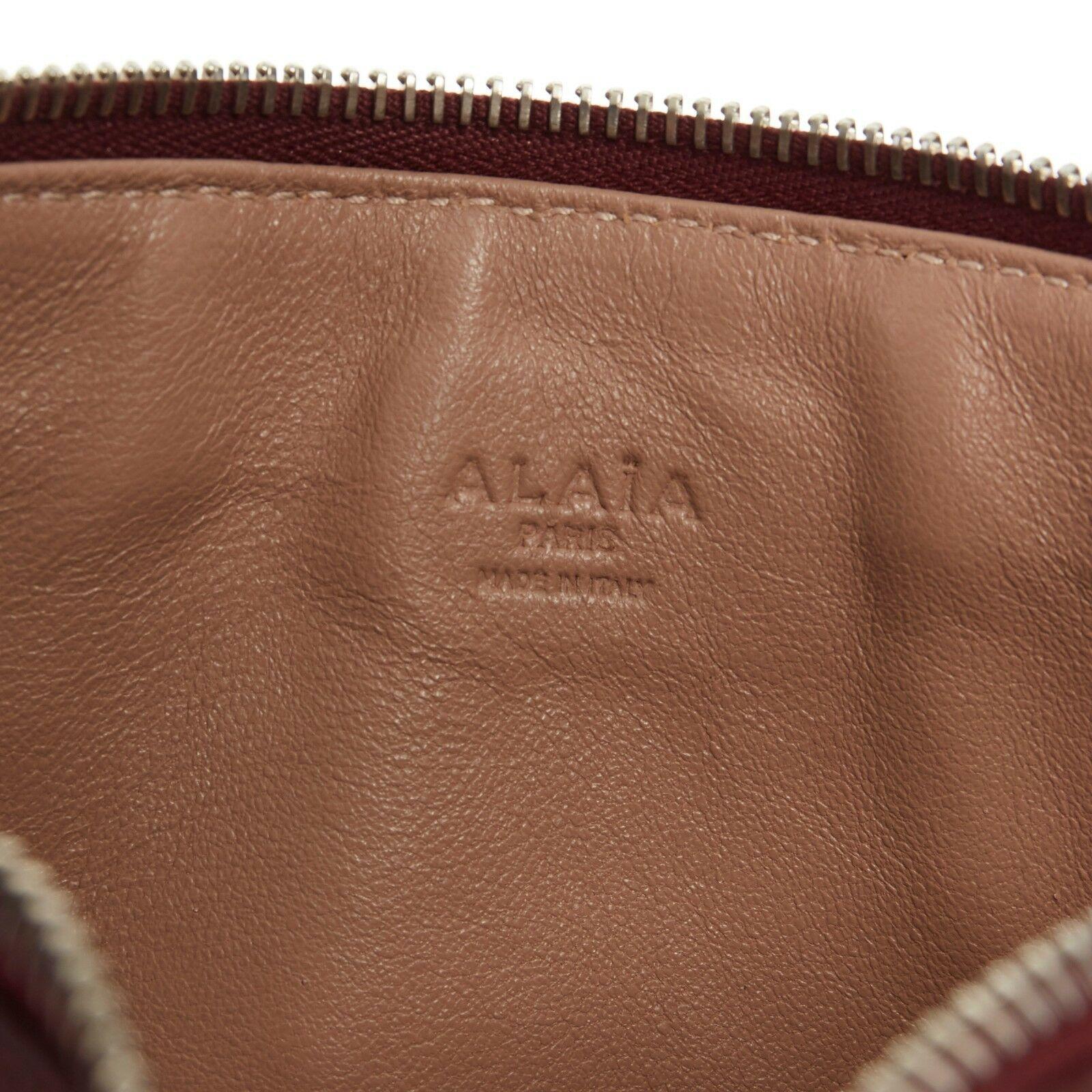 ALAIA Pochette à fermeture éclair GM en cuir rouge argenté micro clous 2