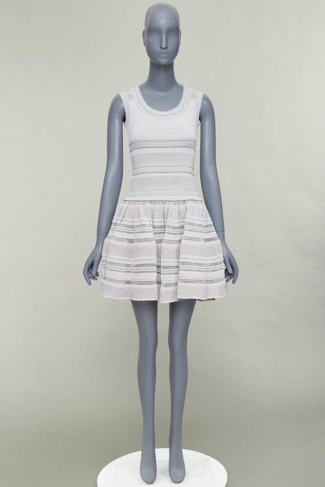 ALAIA - Robe évasée sans manches en viscose extensible gris poudré FR36 S en vente 2