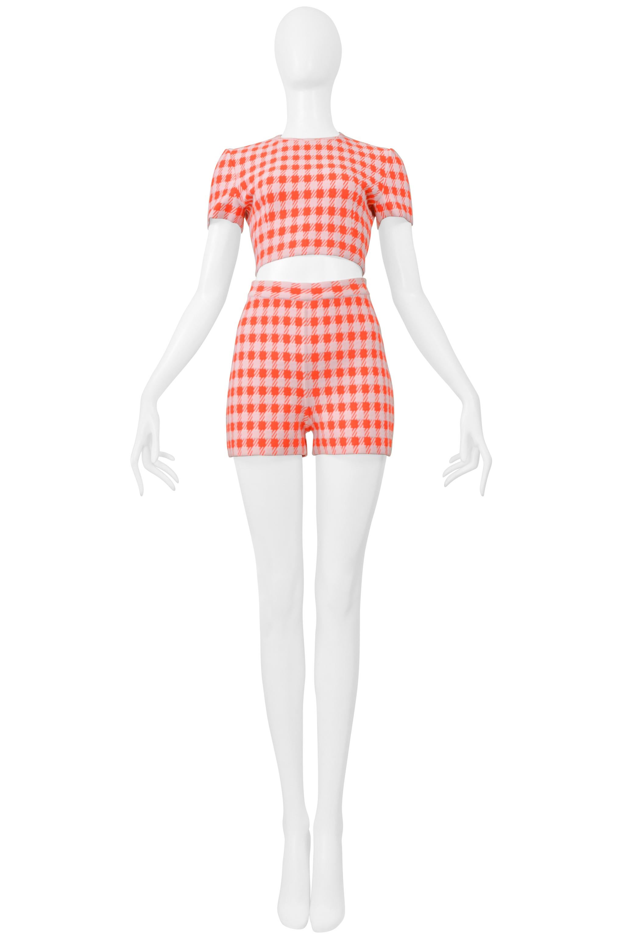 Resurrection Vintage se complace en ofrecerte un conjunto de crop top y pantalón corto Alaia en rojo y rosa con el estampado Tati característico de la casa. 

Alaia 
Talla: Culotte 36, Top 36
Tejido: 44% Viscosa, 43% Poliamida, 9% Poliéster, 4%