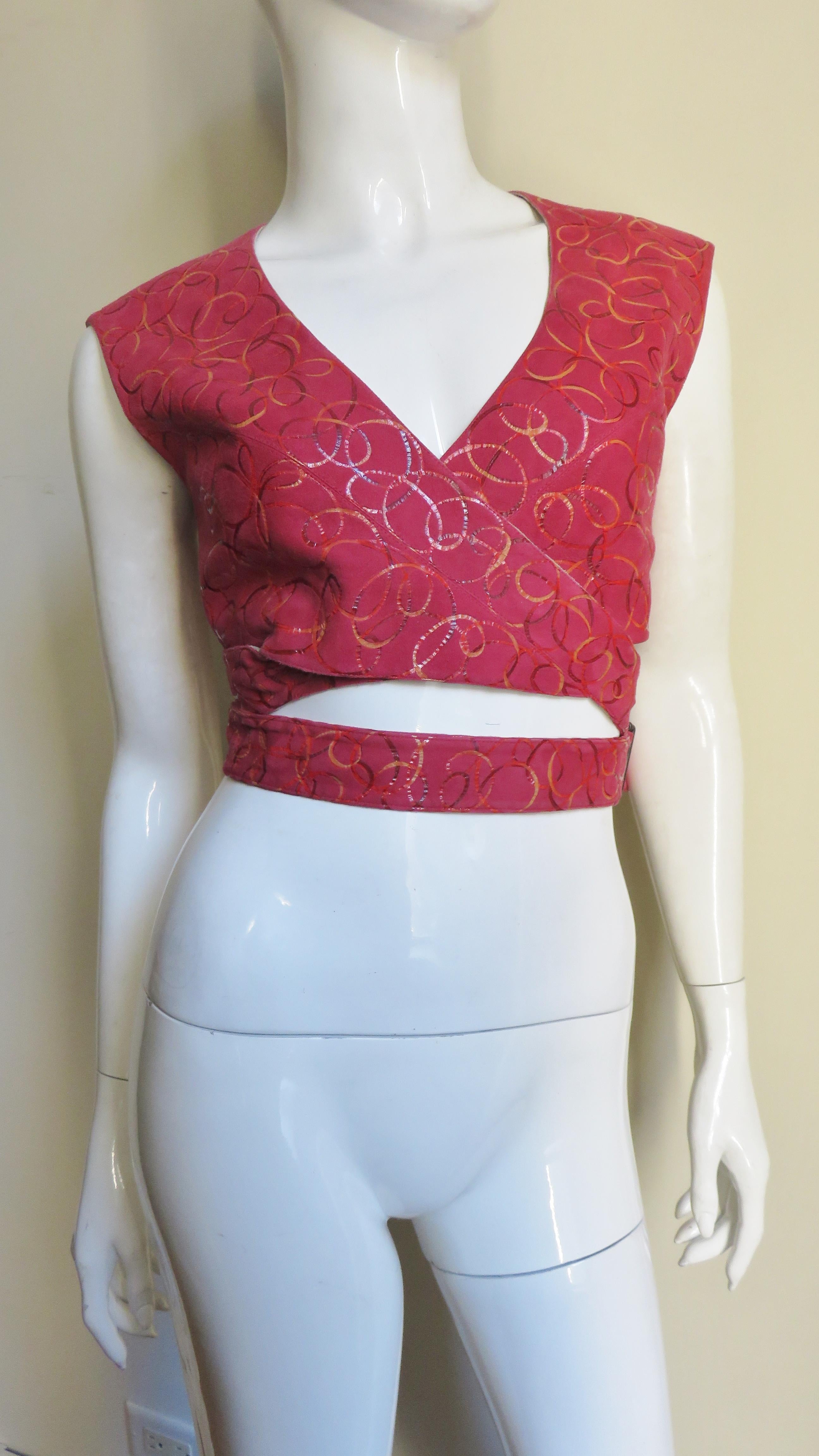 Alaia Red Suede Wrap Vest Top 1990 Excellent état - En vente à Water Mill, NY