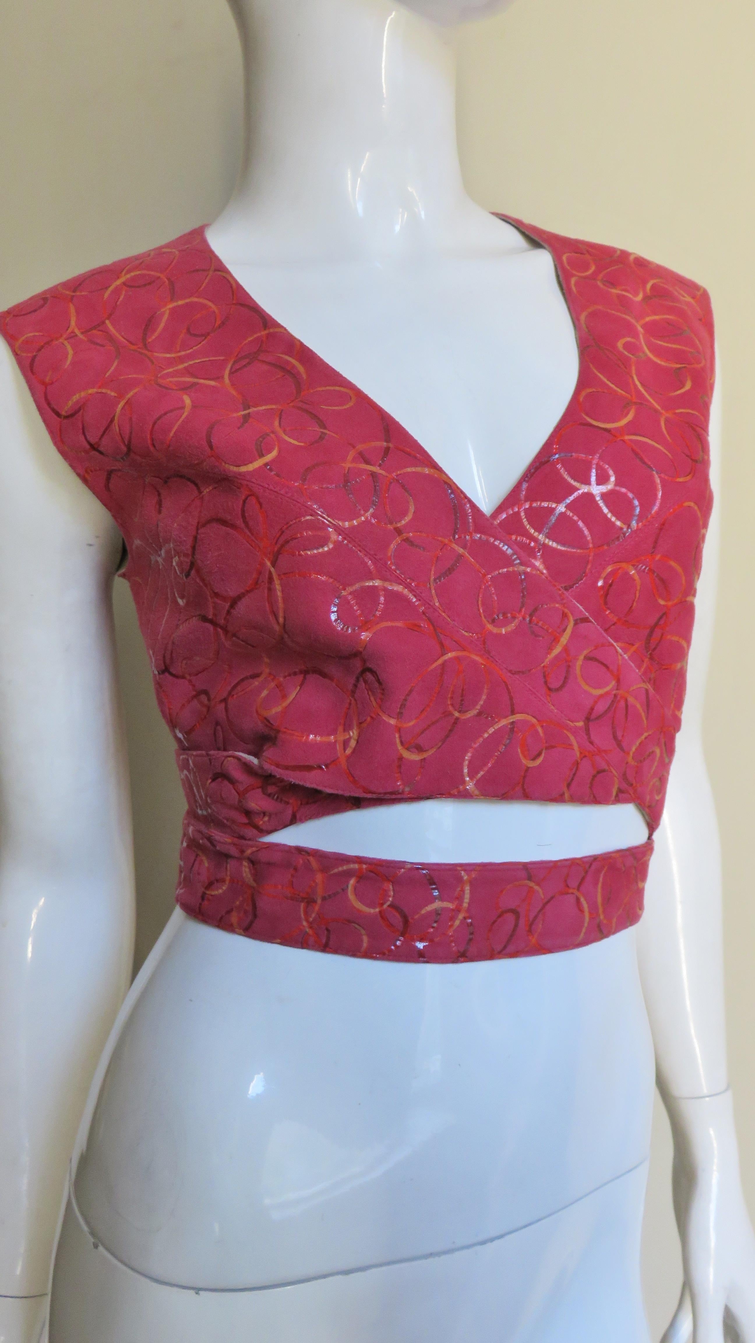 Top gilet Alaia in pelle scamosciata rossa anni '90 in vendita 4