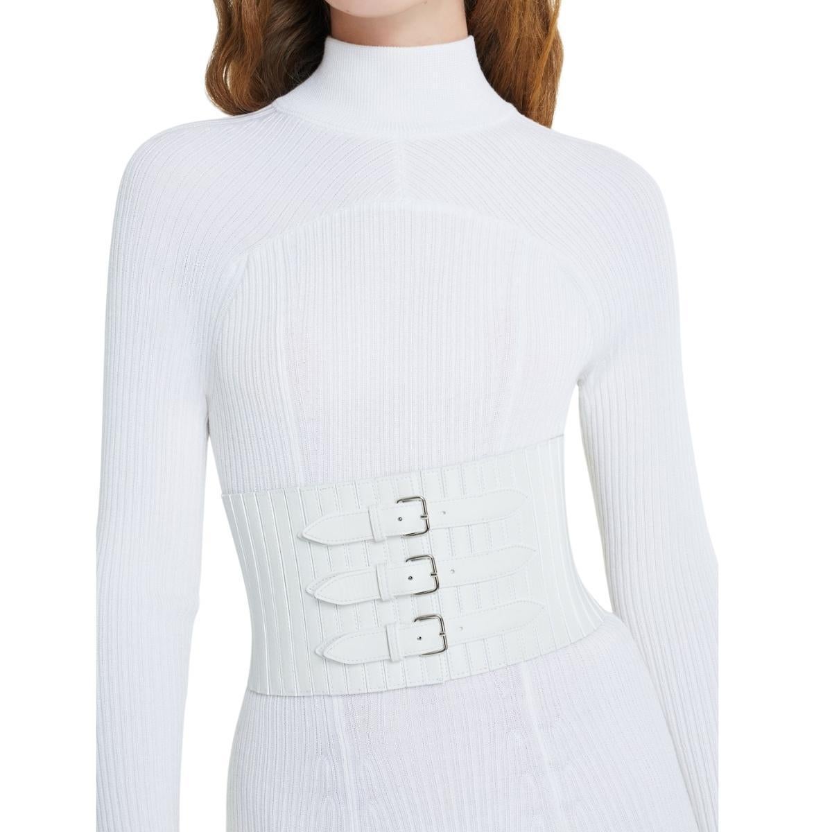 Cette ceinture-corset en stretch ALAÏA est conçue pour créer ou mettre en valeur une silhouette en forme de sablier.
Embrasse la taille
Plusieurs bandes de cuir coupées et assemblées sur une base élastique pour un confort et une aisance