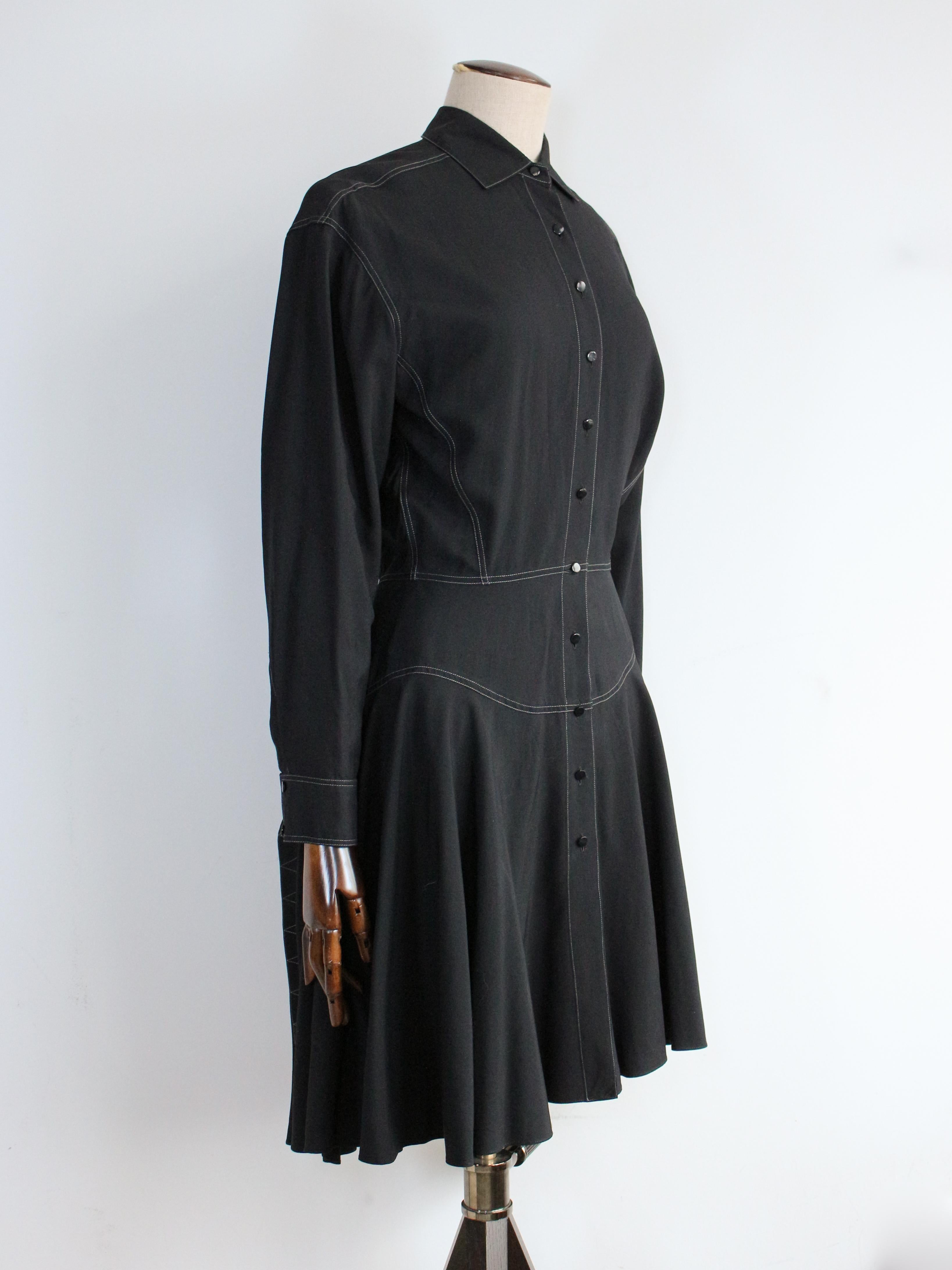 Alaïa Spring/Summer 1987 runway black shirt dress with bustle style skirt.

Confectionné en cupro rayonne, il présente une taille ajustée et des coutures contrastées blanches.

Taille étiquetée FR36.