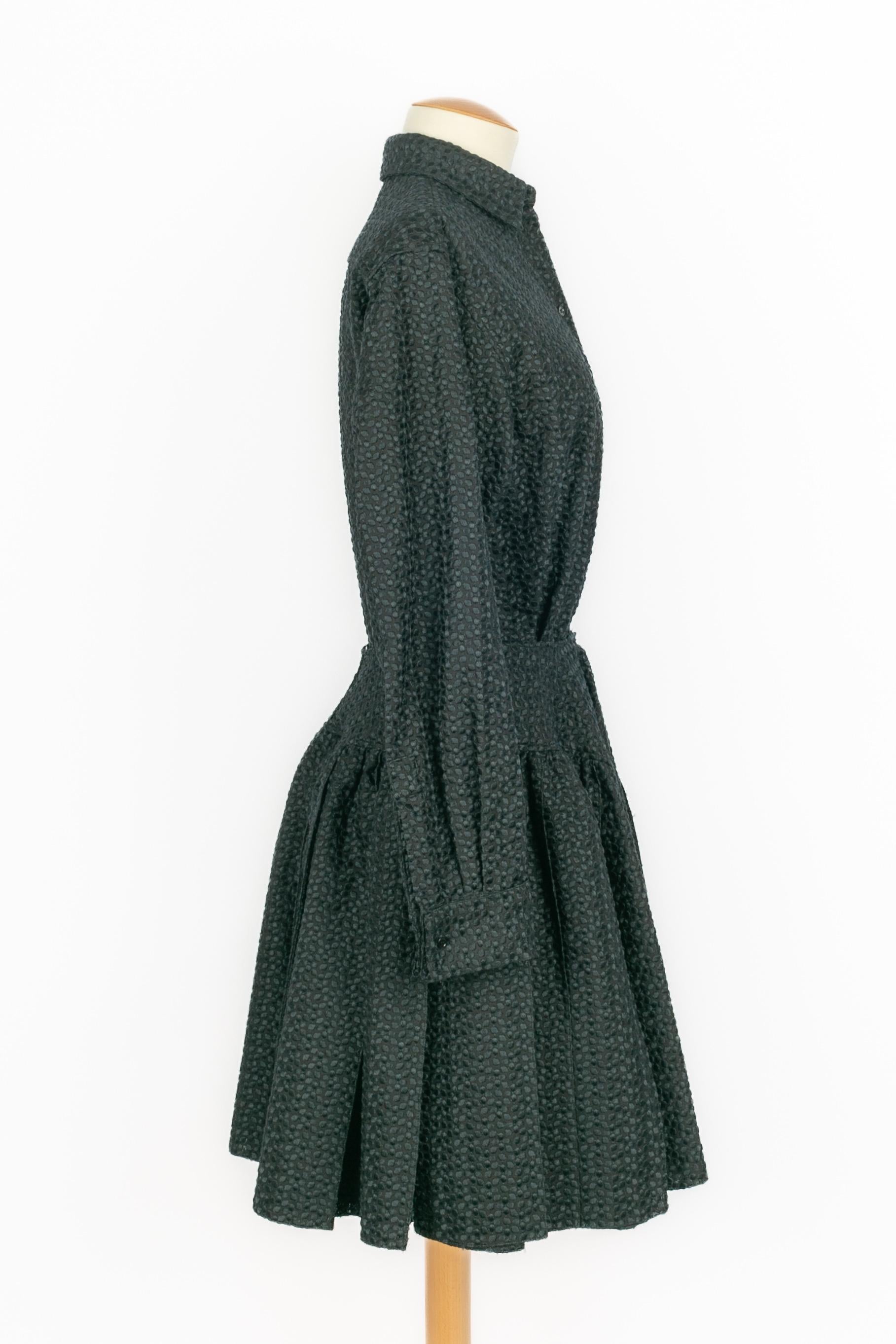 ALAÏA - (Made in Italy) Ensemble en coton noir composé d'une chemise et d'une jupe. La taille 40IT indiquée correspond à un 36FR.

Condit :
Très bon état.

Dimensions :
Chemise : Largeur des épaules : 39 cm - Poitrine : 51 cm - Longueur des manches