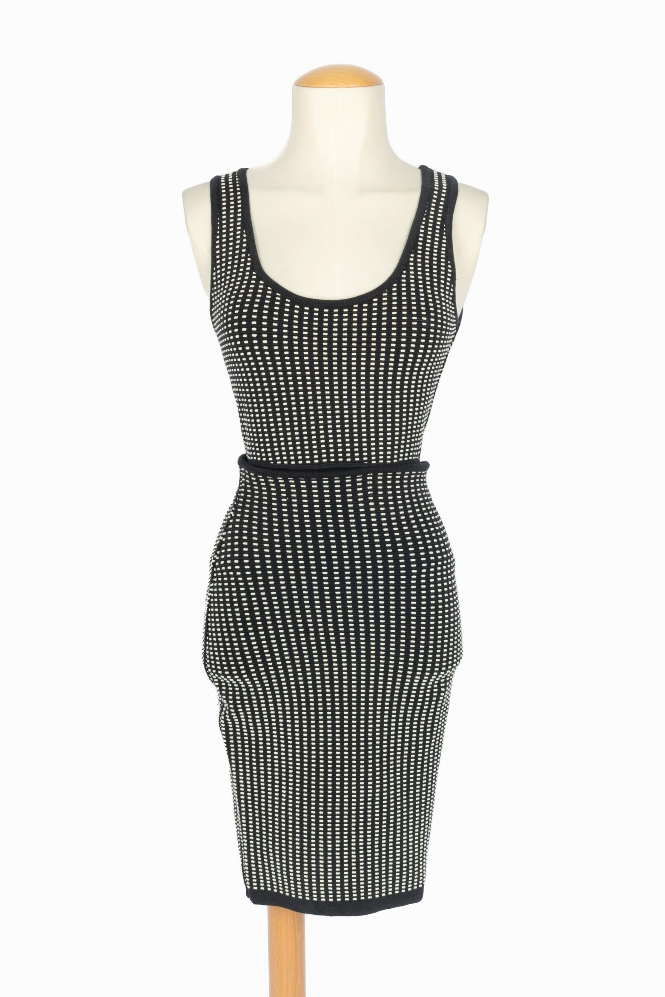 ALAÏA -(Made in Italy) Ensemble en maille stretch noire et blanche composé d'un body et d'une jupe. Taille S indiquée, elle correspond à un 34FR. Collectional printemps-été 1990 sous la direction artistique d'Azzedine Alaïa.

Condit :
Très bon