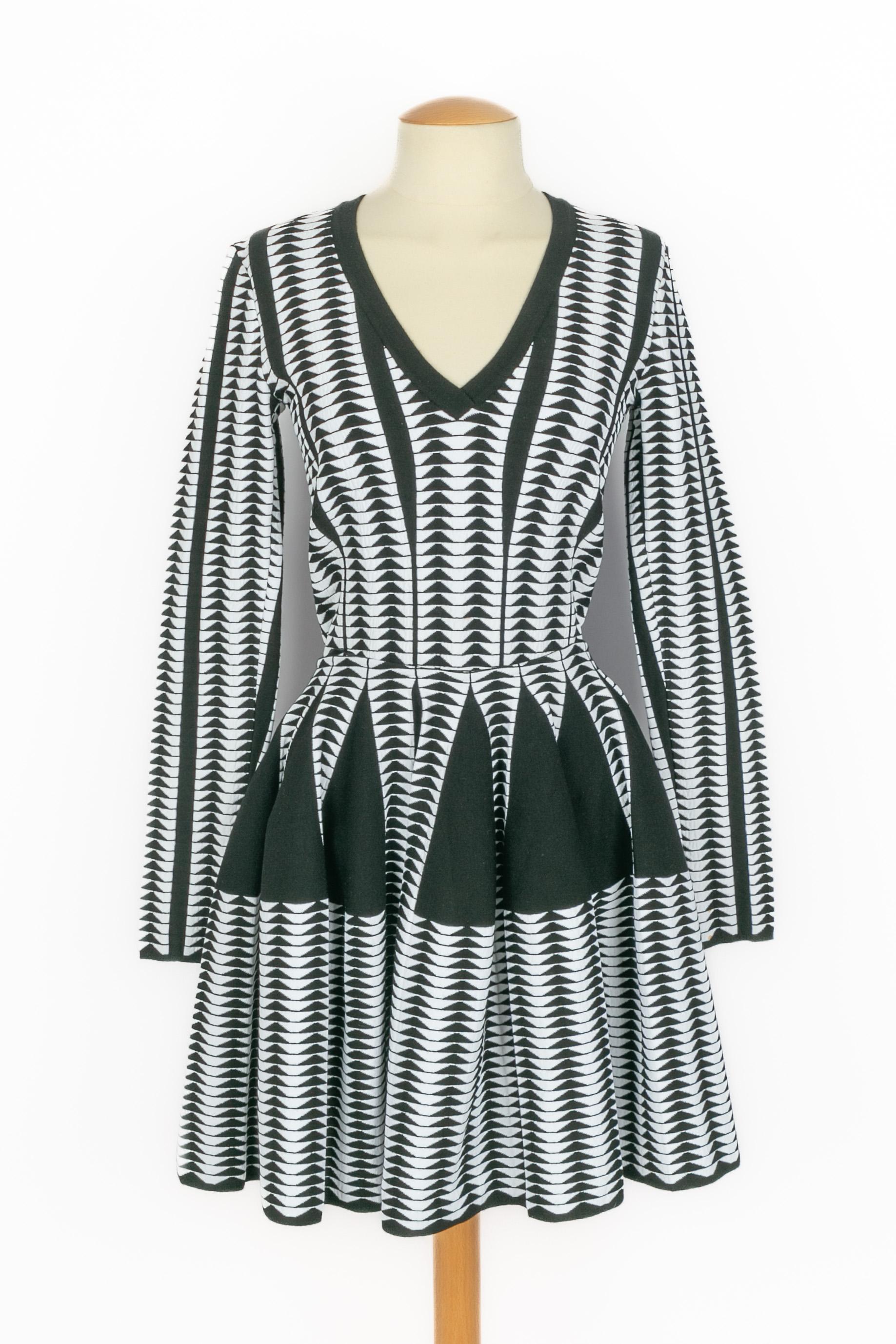 ALAÏA - (Made in Italy) Conjunto compuesto por un body de manga larga y una falda skater de mezcla de lana elástica con estampado geométrico en blanco y negro. Talla 40IT indicada, se ajusta a una 36FR. Colección Otoño-Invierno 2014 bajo la
