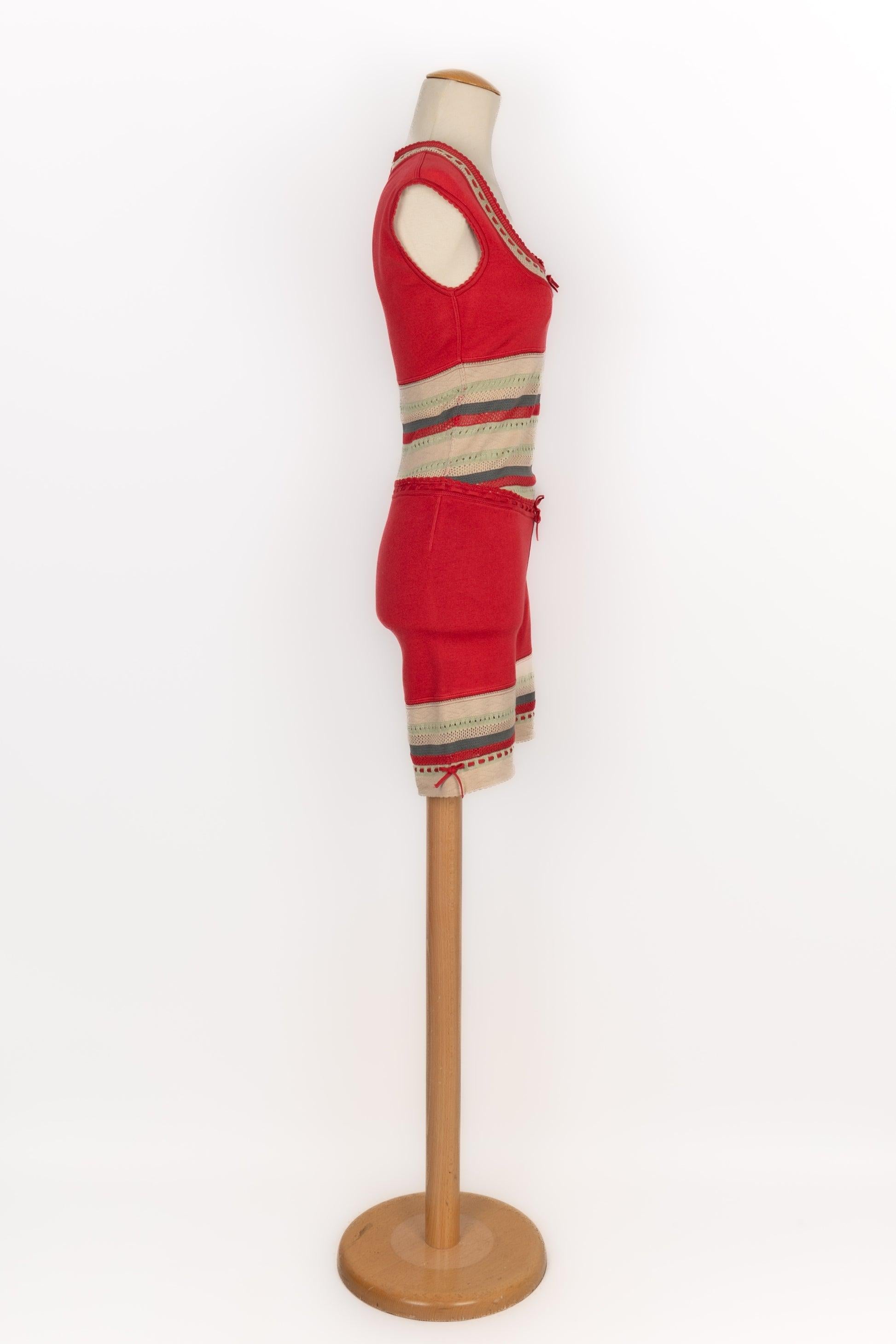 Alaïa - (Fabriqué en Italie) Combinaison courte en maille couleur corail avec des empiècements en maille blanc cassé, bleu et vert autour de la taille et du bas des jambes. Taille S indiquée. Collection printemps-été 1993.

Informations