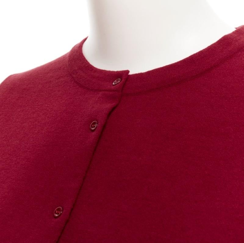 ALAIA Signature cropped stretch knit button cardigan Garance red FR36 XS
Reference: TGAS/B01945
Brand: Alaia
Designer: Azzedine Alaia
Model: Garance red cardigan
Collection: Permanent
Material: Wool, Blend
Color: Red
Pattern: Solid
Closure: