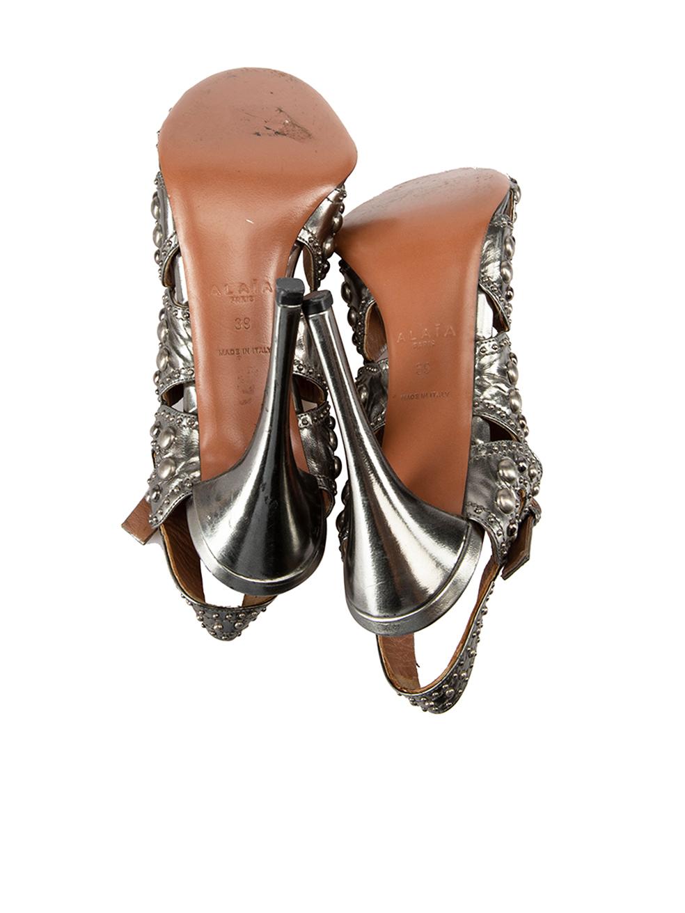 Women's Alaïa Silver Leather Studded Sandals Size IT 39 For Sale