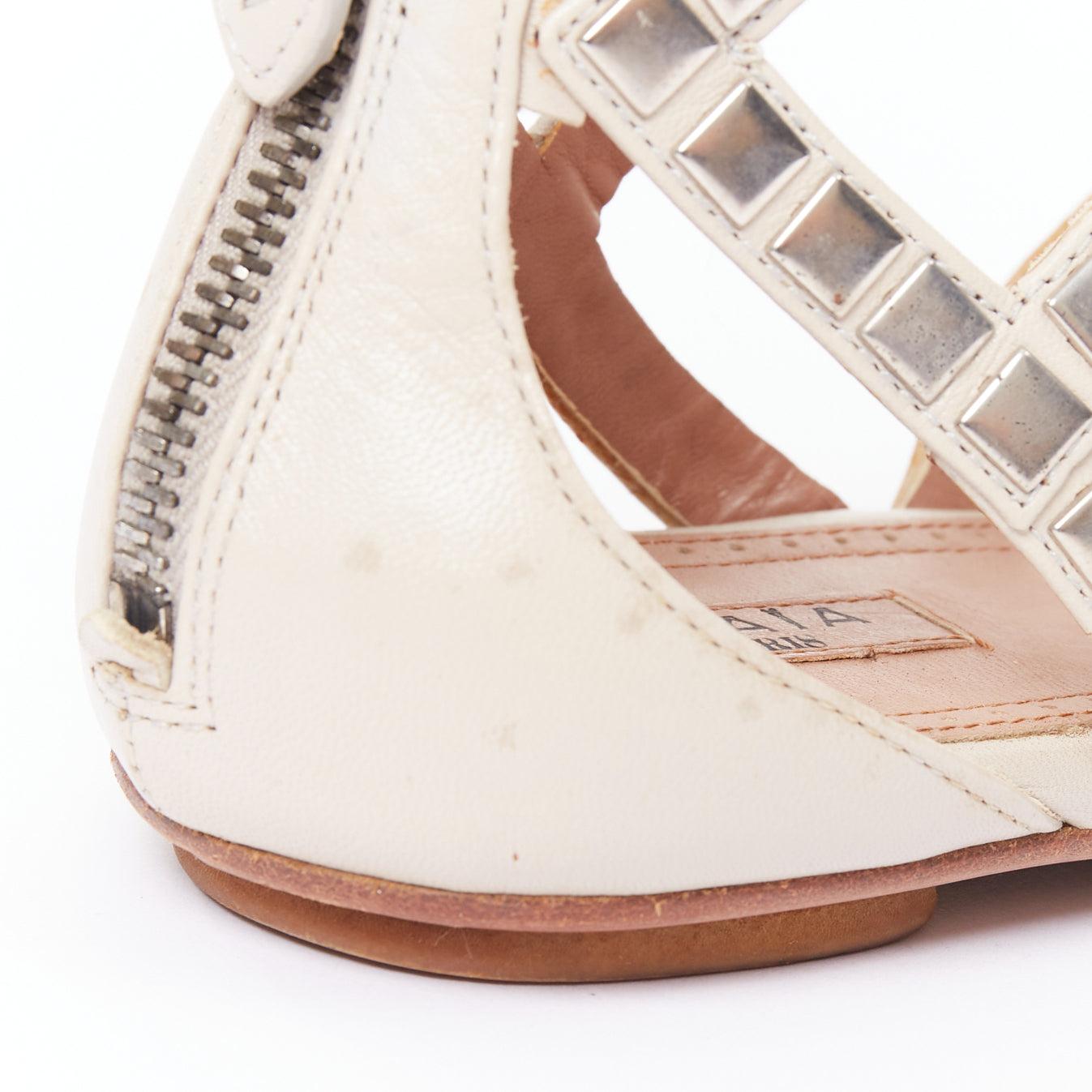 ALAIA silberne quadratische nackte Gladiatorensandalen mit Nietenbesatz aus Leder EU36.5 im Angebot 6