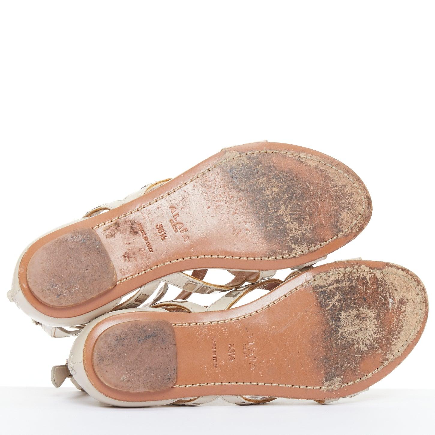 ALAIA silberne quadratische nackte Gladiatorensandalen mit Nietenbesatz aus Leder EU36.5 im Angebot 7