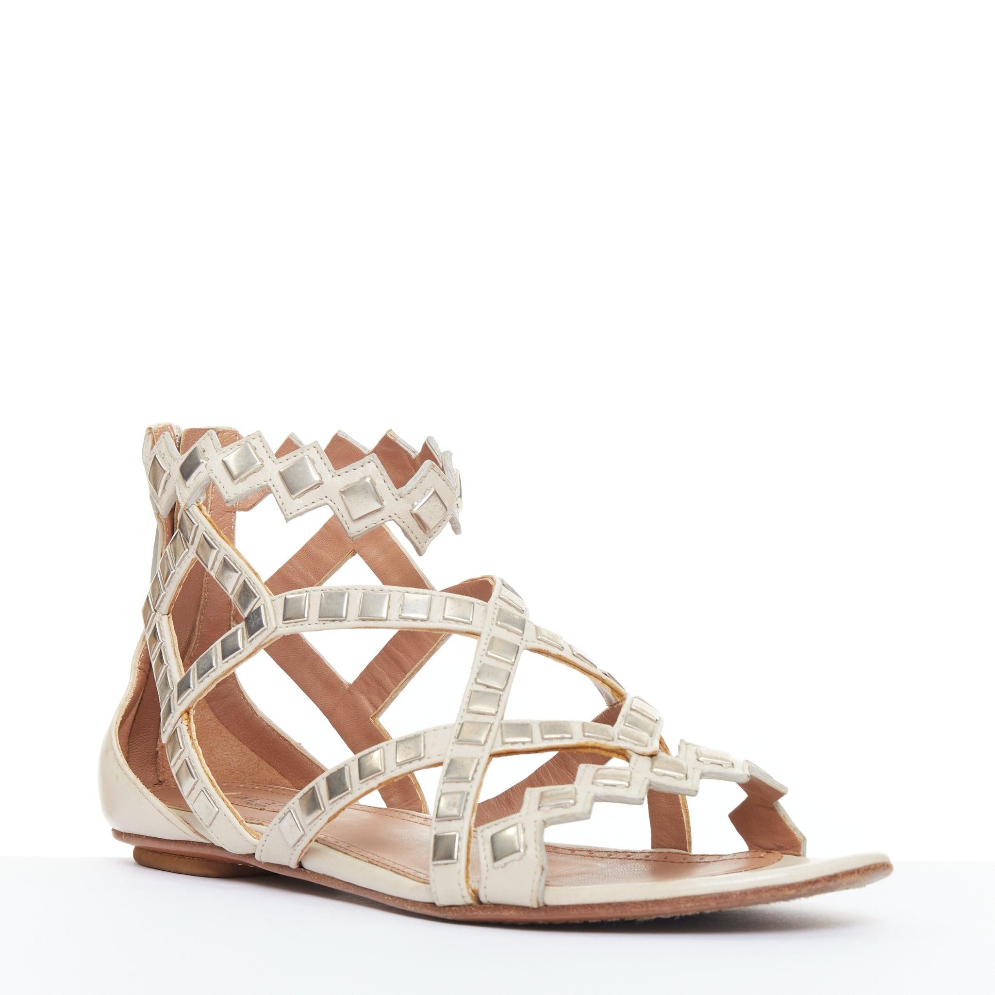 ALAIA silberne quadratische nackte Gladiatorensandalen mit Nietenbesatz aus Leder EU36.5
Referenz: SNKO/A00637
Marke: Alaia
Designer: Azzedine Alaia
MATERIAL: Leder
Farbe: Nackt, Silber
Muster: Solide
Verschluss: Reißverschluss
Innenfutter: Braunes
