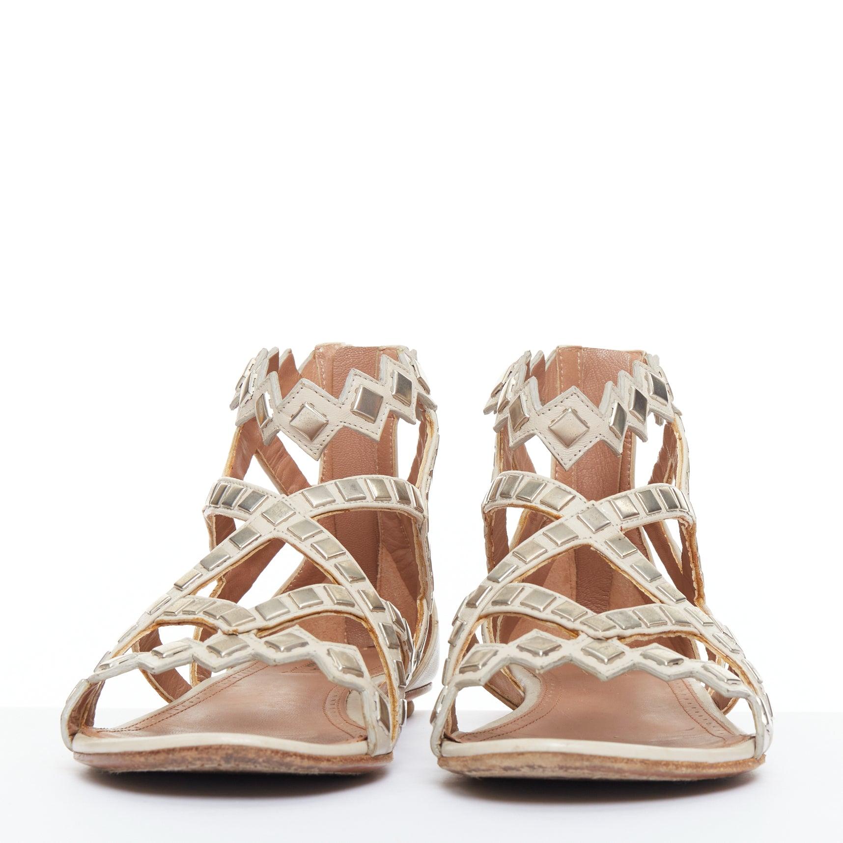 ALAIA silberne quadratische nackte Gladiatorensandalen mit Nietenbesatz aus Leder EU36.5 (Beige) im Angebot