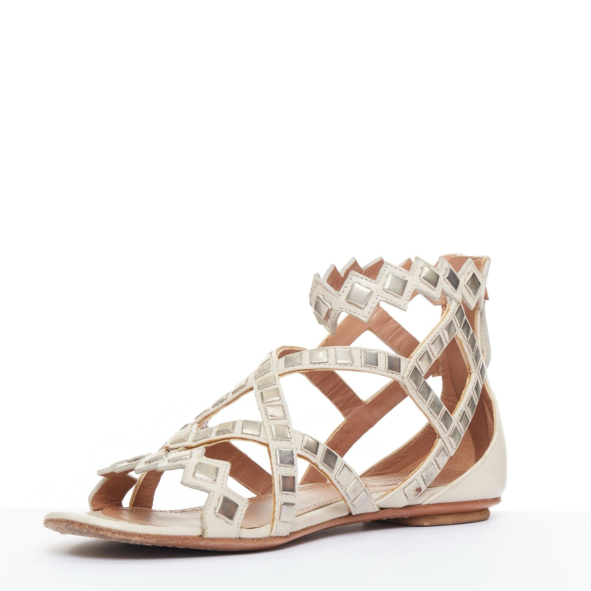 ALAIA silberne quadratische nackte Gladiatorensandalen mit Nietenbesatz aus Leder EU36.5 im Zustand „Gut“ im Angebot in Hong Kong, NT