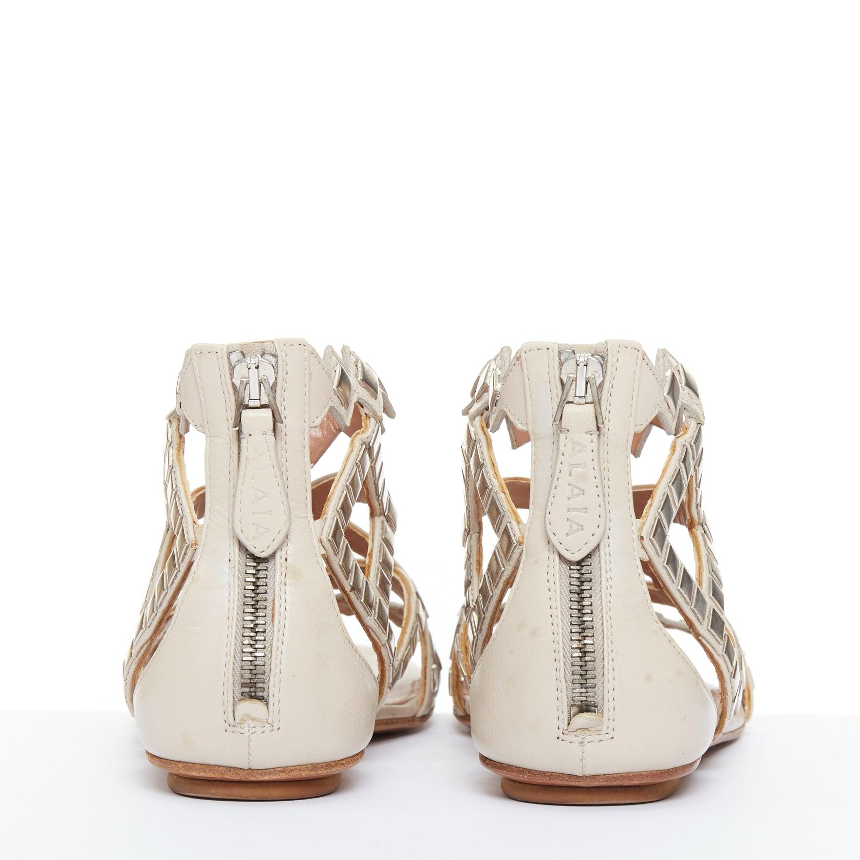 ALAIA silberne quadratische nackte Gladiatorensandalen mit Nietenbesatz aus Leder EU36.5 Damen im Angebot