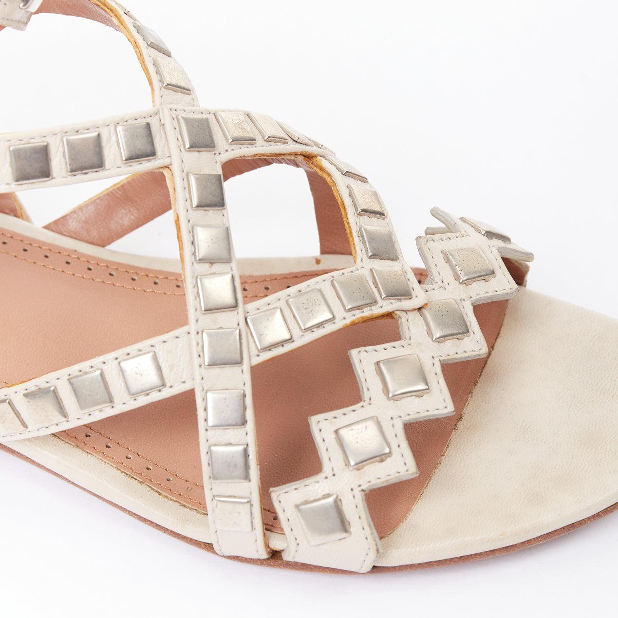ALAIA silberne quadratische nackte Gladiatorensandalen mit Nietenbesatz aus Leder EU36.5 im Angebot 2