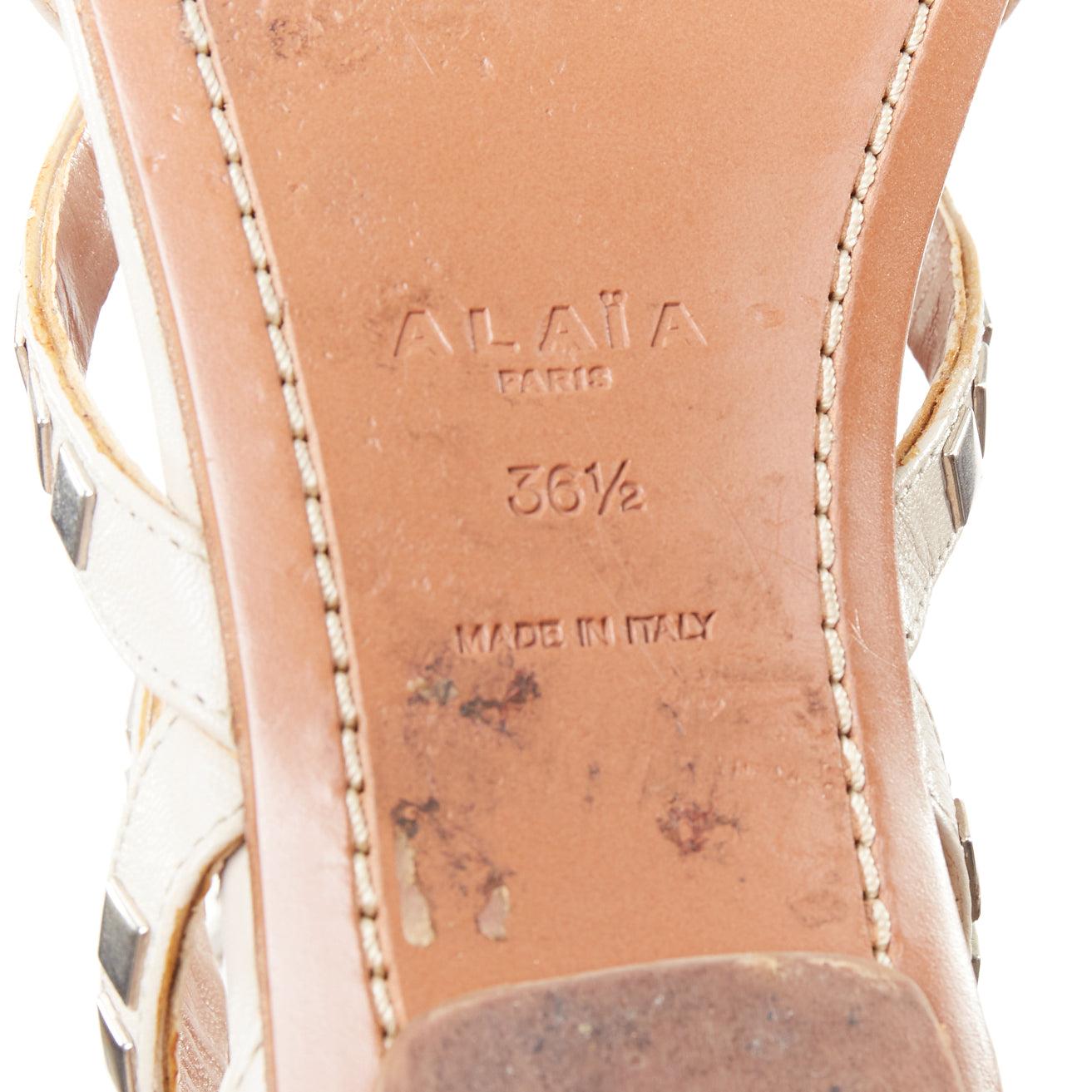 ALAIA silberne quadratische nackte Gladiatorensandalen mit Nietenbesatz aus Leder EU36.5 im Angebot 4