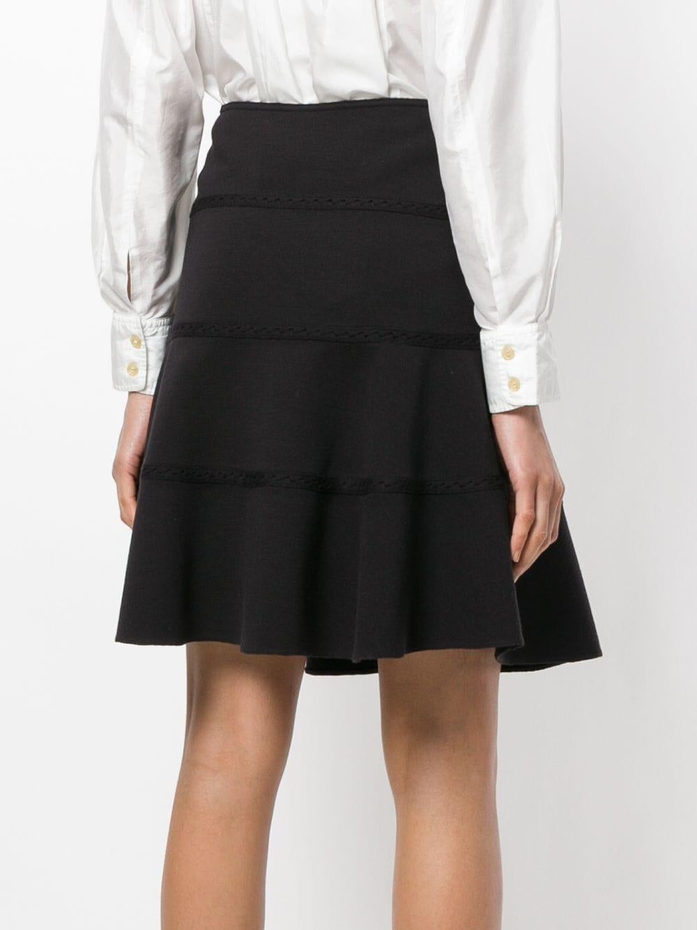 Gonna Azzedine Alaia nera con dettaglio in pizzo, vita alta, chiusura con zip invisibile laterale.
In buone condizioni vintage. Prodotto in Francia.
Dimensione dell'etichetta S 
Composizione: lana vergine 100%
Garantiamo che riceverete questo