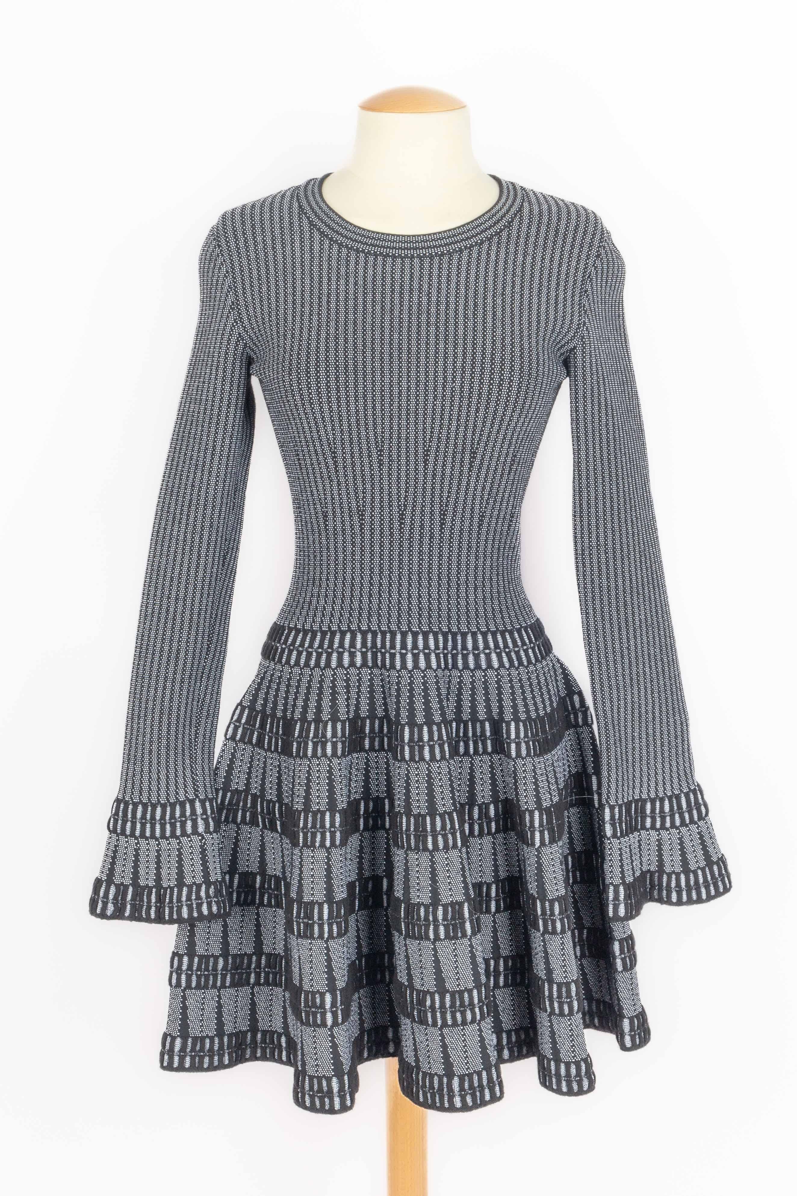 ALAÏA - (Made in Italy) Langärmeliges Skaterkleid aus Stretchmaterial in Schwarz- und Weißtönen. Größe 38FR angegeben

Bedingung:
Sehr guter Zustand

Abmessungen:
Schulterbreite: 38 cm - Brustumfang: 40 cm - Taillenumfang: 30 cm - Ärmellänge: 68 cm