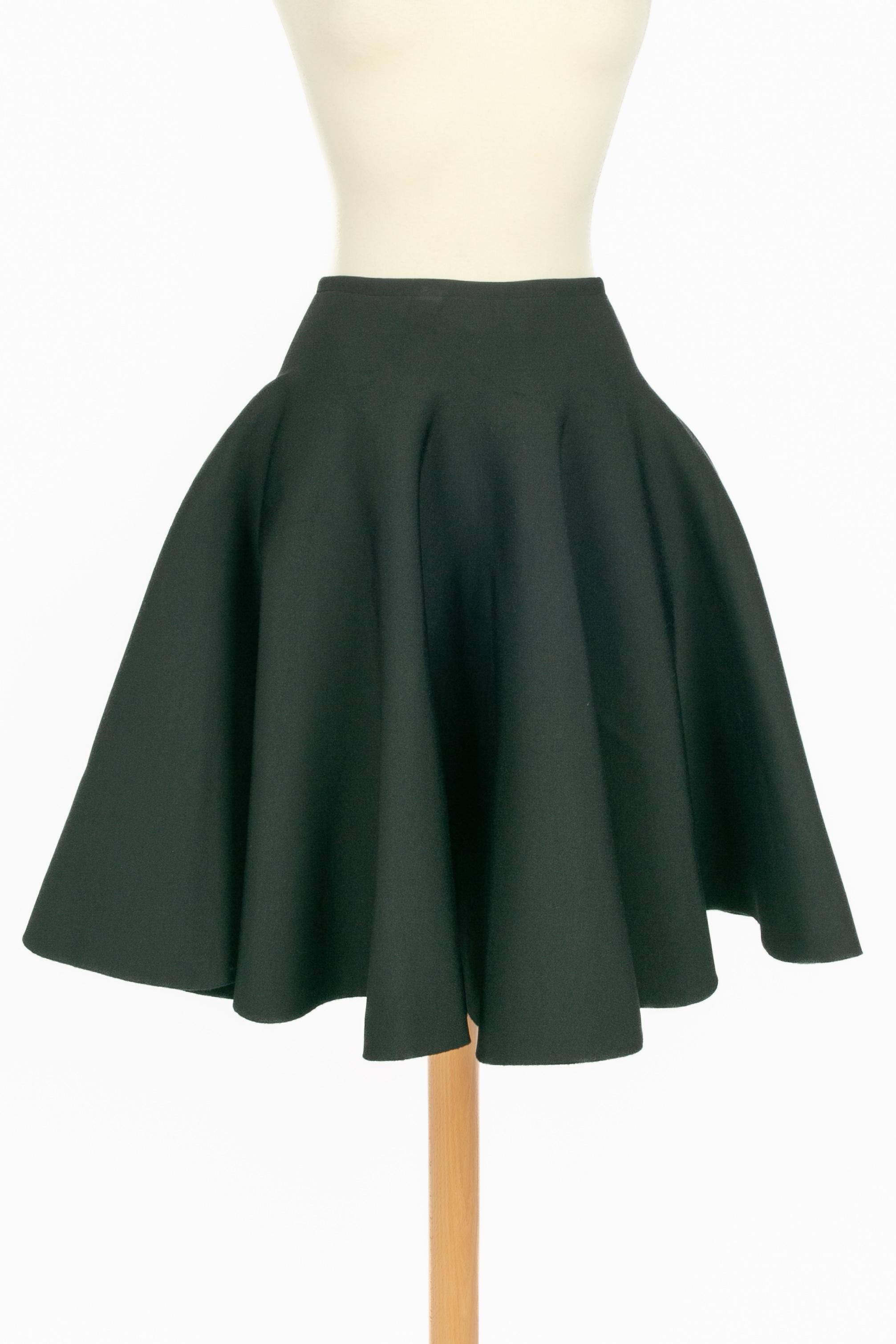 ALAÏA - (Made in Italy) Falda skater negra de viscosa y punto de lana. Cierre de cremallera. Talla 40IT.

Estado:
Muy buen estado

Dimensiones:
Cintura: 30 cm - Largo: 49 cm

SKU:FJ176