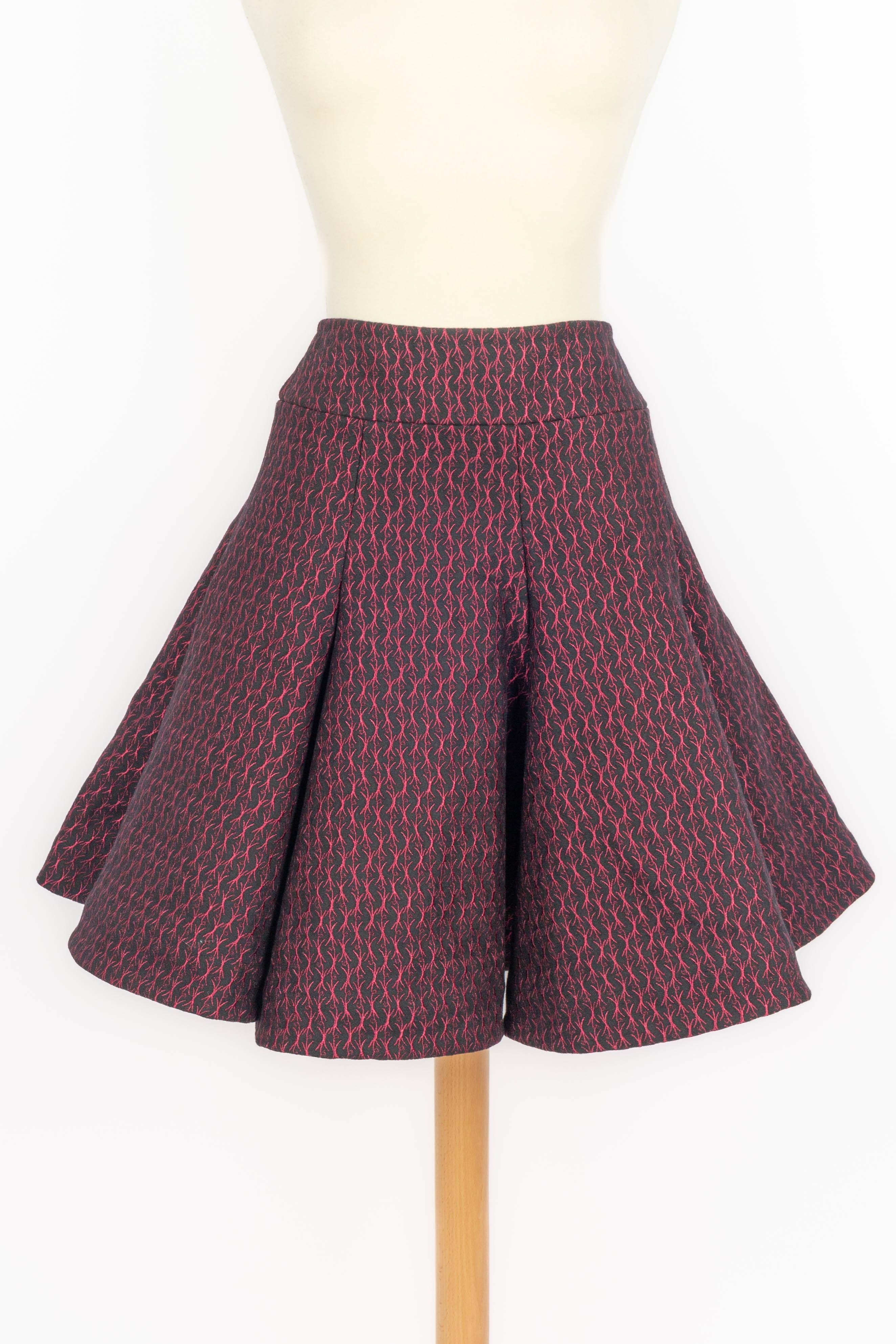 ALAÏA - (Made in Italy) Falda skater de lana negra con pliegues rígidos y adornos rosas bordados. Talla 42IT.

Estado:
Muy buen estado

Dimensiones:
Cintura: 35 cm - Largo: 47 cm

SKU:FJ170


